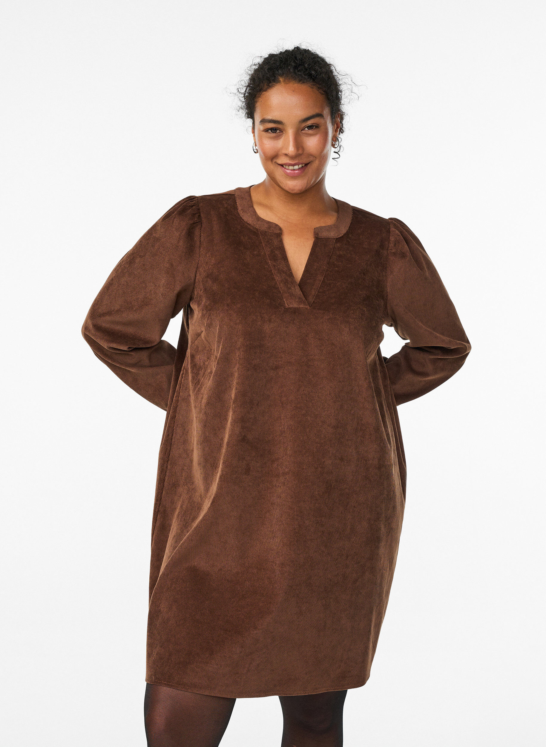 Kurzes Samtkleid mit langen &Auml;rmeln, Braun, Model