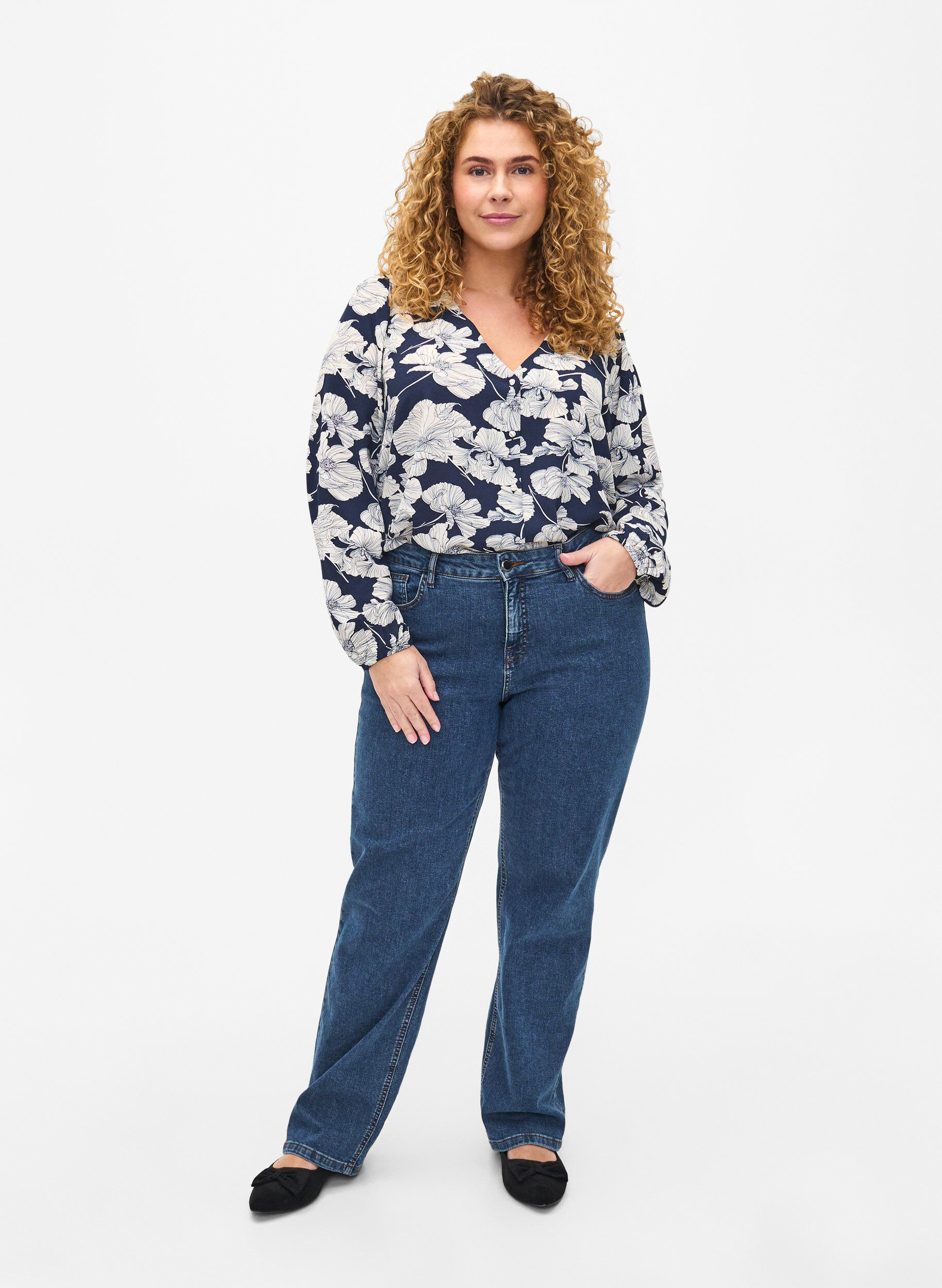 Zizzi Hemdbluse mit V-Ausschnitt und Aufdruck, Navy B. Flower AOP, Model image number 2