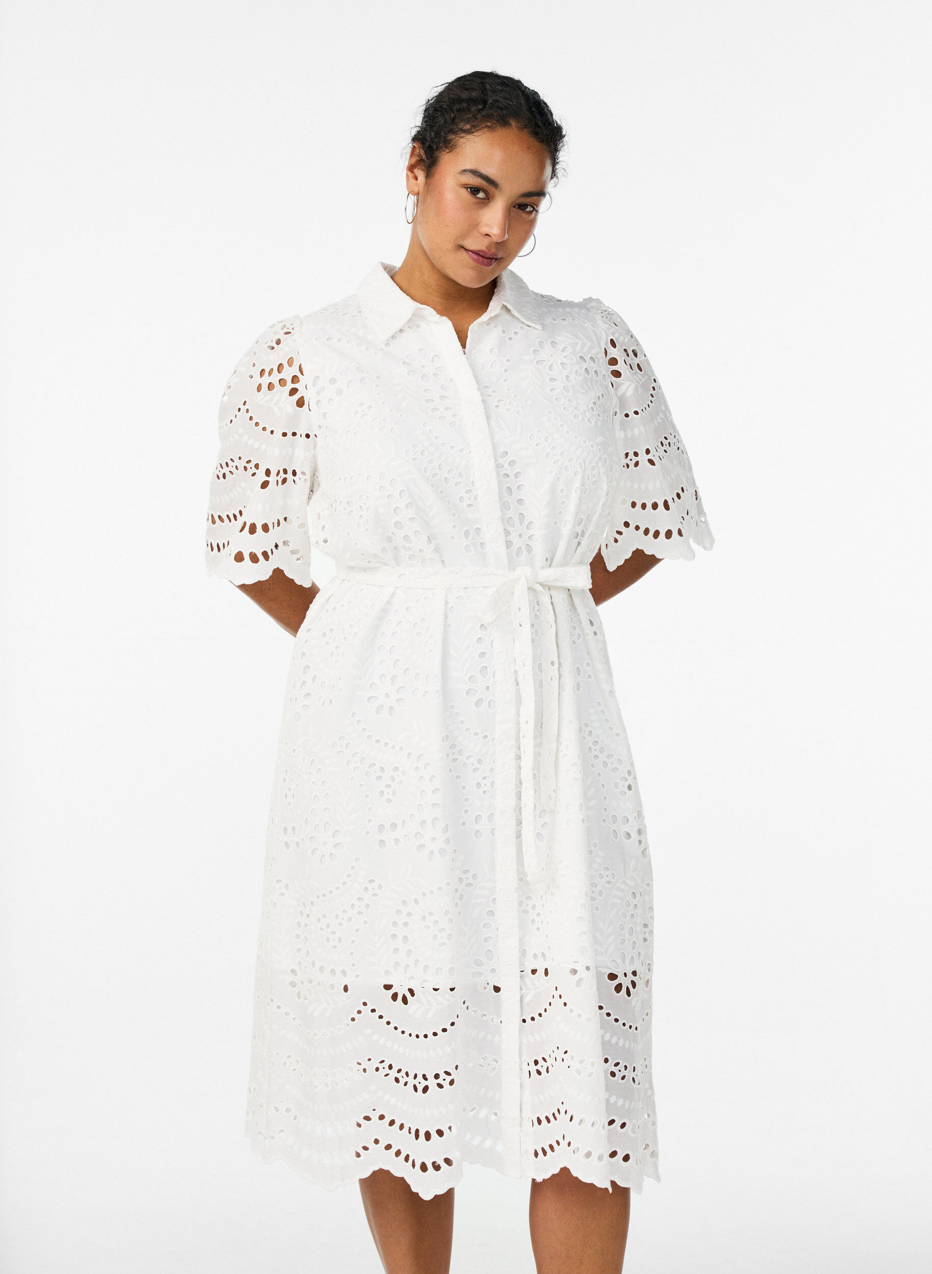 Hemdblusenkleid aus Broderie Anglaise mit Bindeg&uuml;rtel, Wei&szlig;, Model