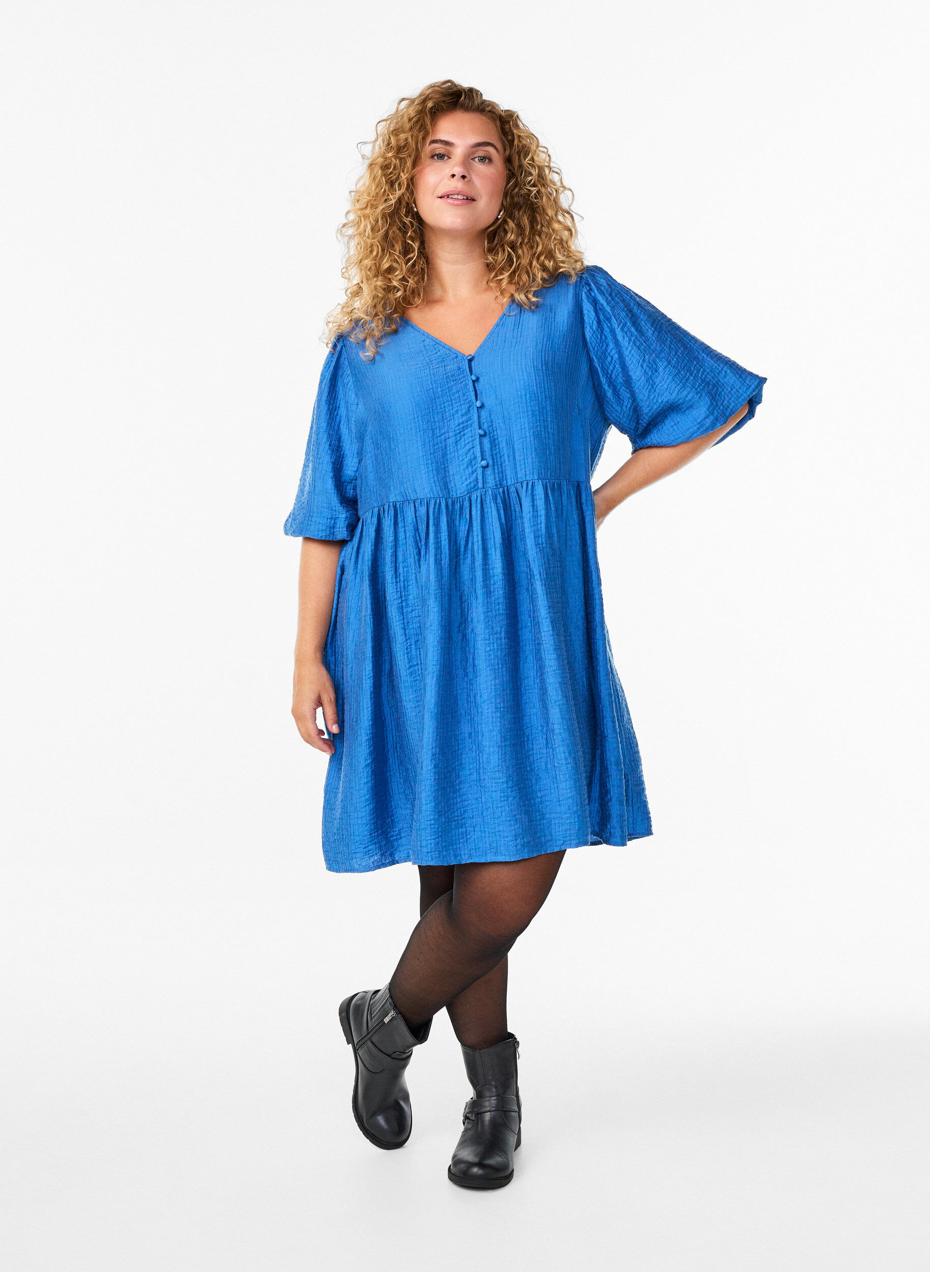 ZizziKurzes Kleid mit Struktur und kurzen Ballon&auml;rmeln, Blau, Model image number 1
