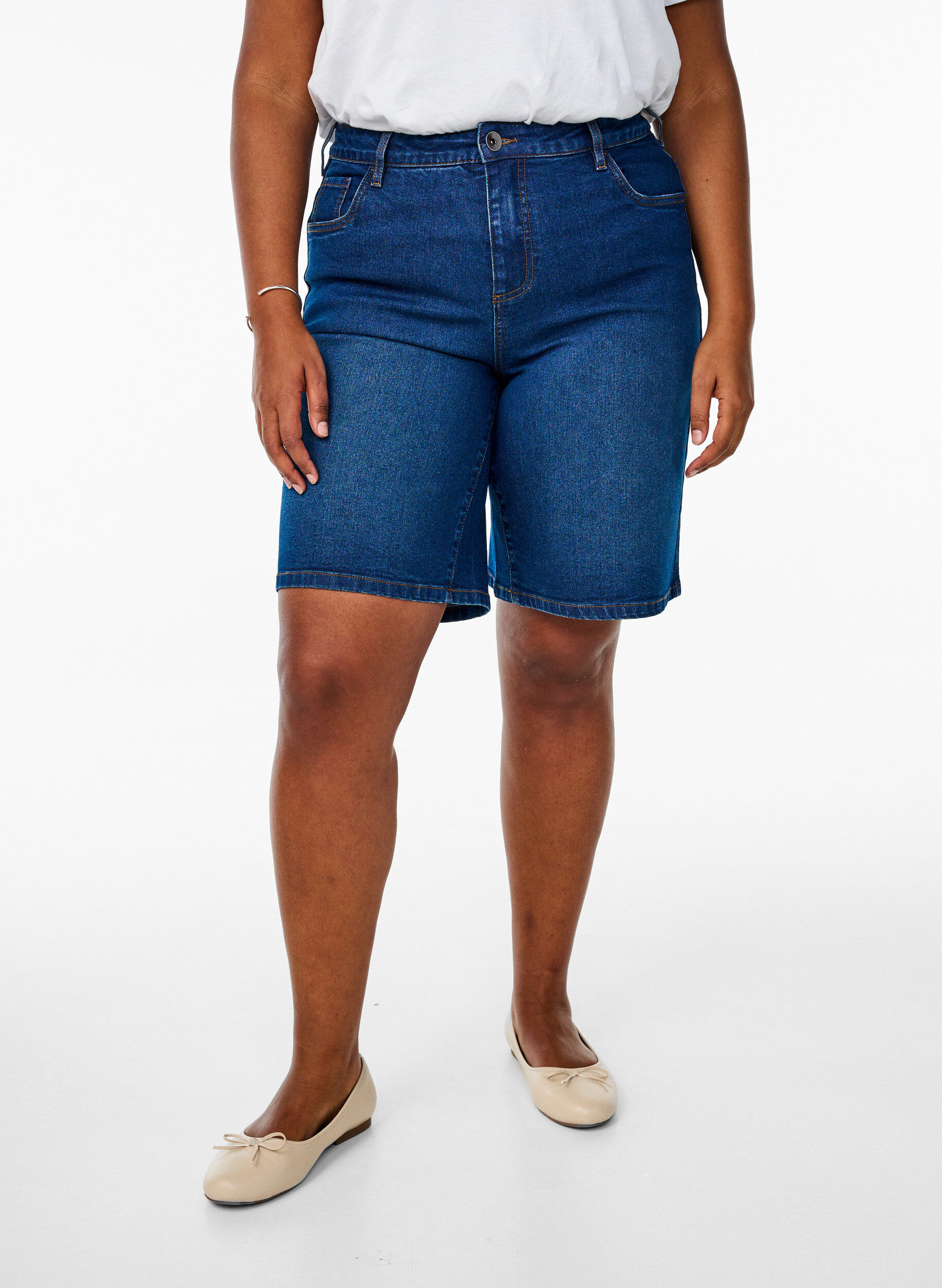 ZizziFLASH - Locker sitzende Jeansshorts mit hoher Taille, Blau, Model image number 3