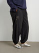 Trainingshose mit Ballonbeinen, Schwarz, Model image number 2