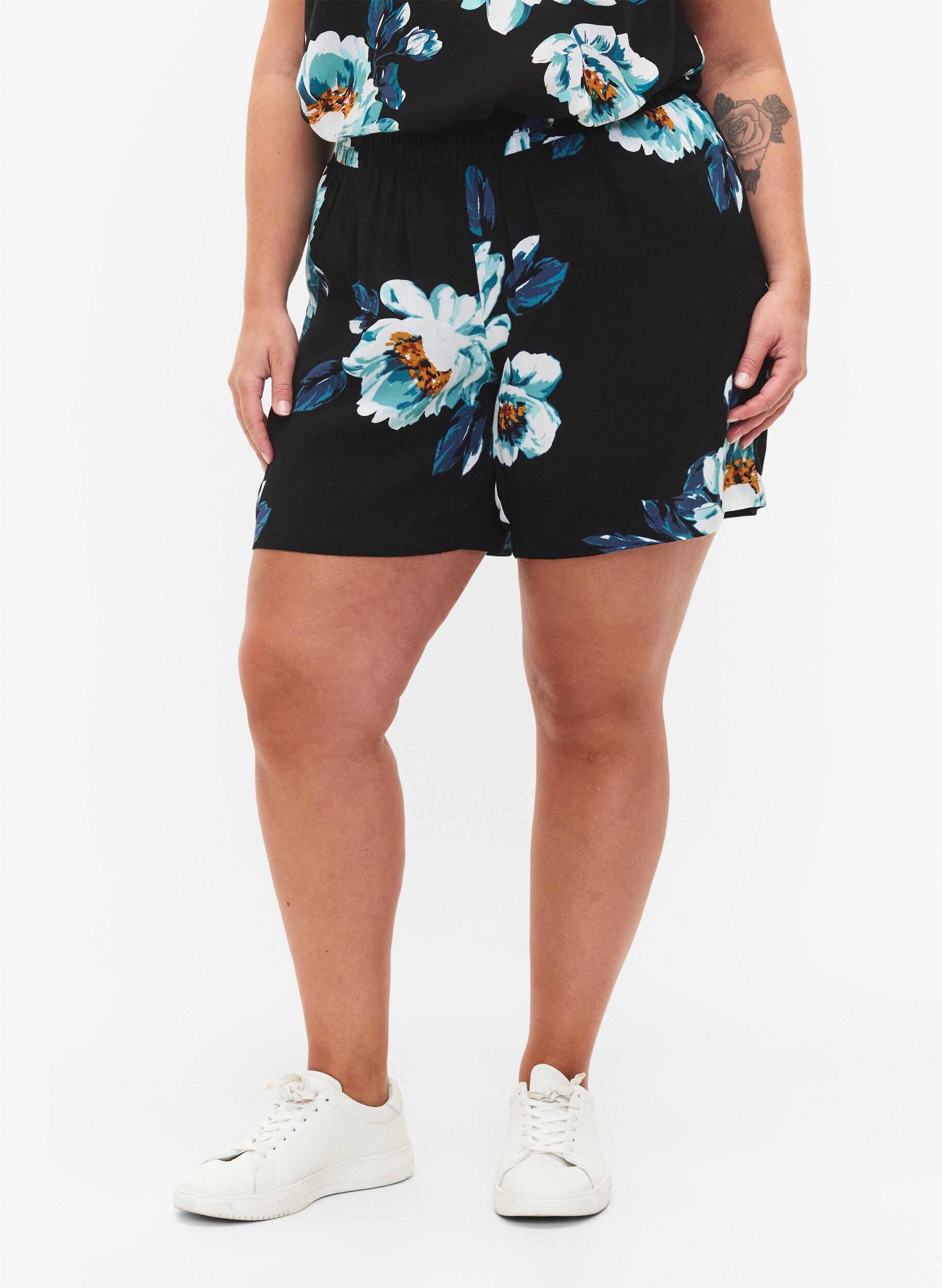 ZizziLocker sitzende Shorts aus Viskose, Black Big Flower, Model image number 2