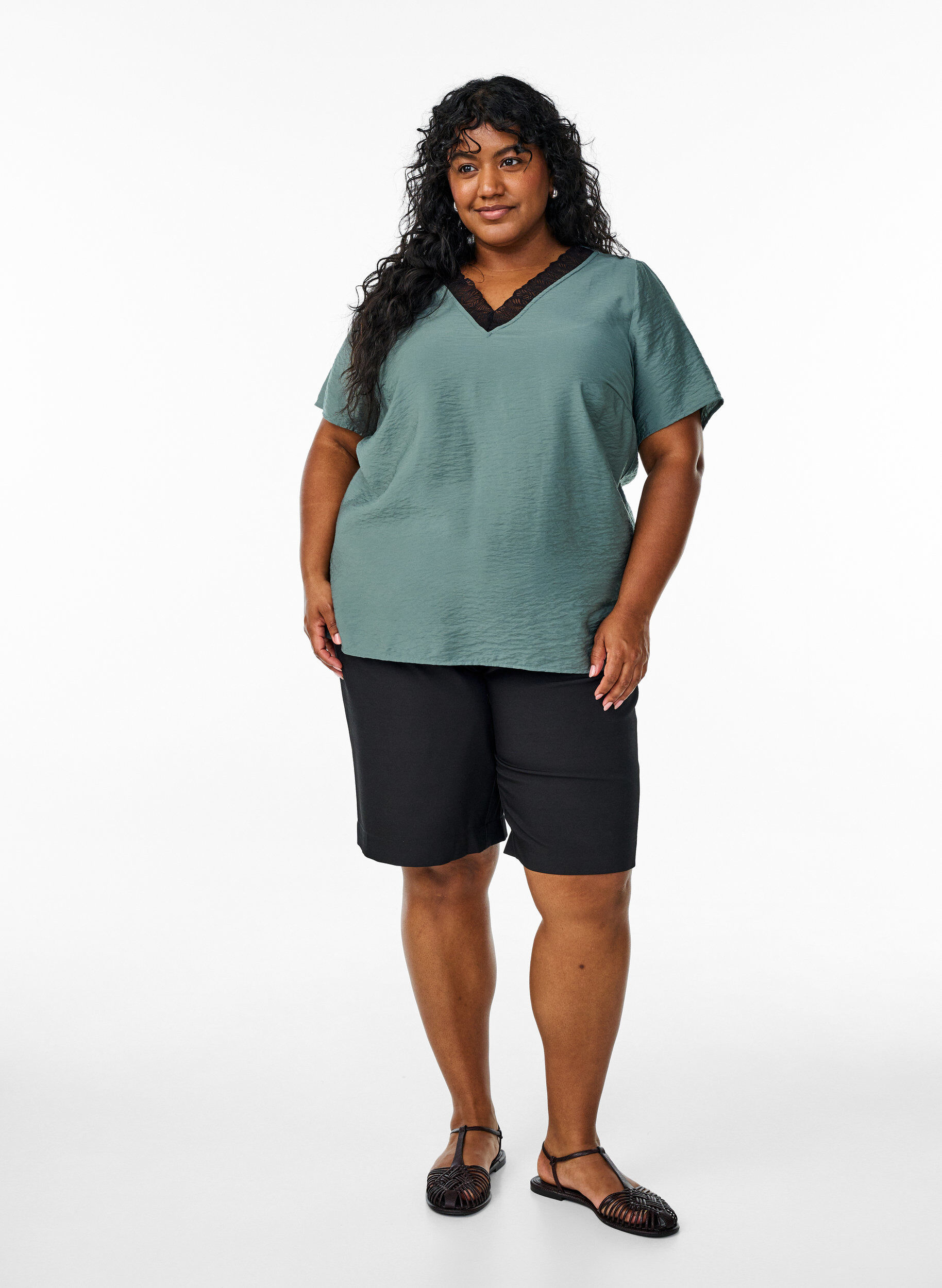 ZizziKurz&auml;rmelige Viskosebluse mit Spitzenbesatz, Gr&uuml;n, Model image number 1