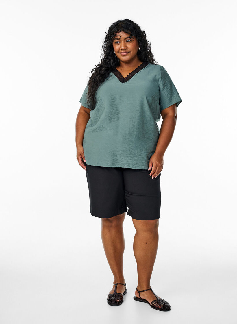 Kurzärmelige Viskosebluse mit Spitzenbesatz, Grün, Model image number 1