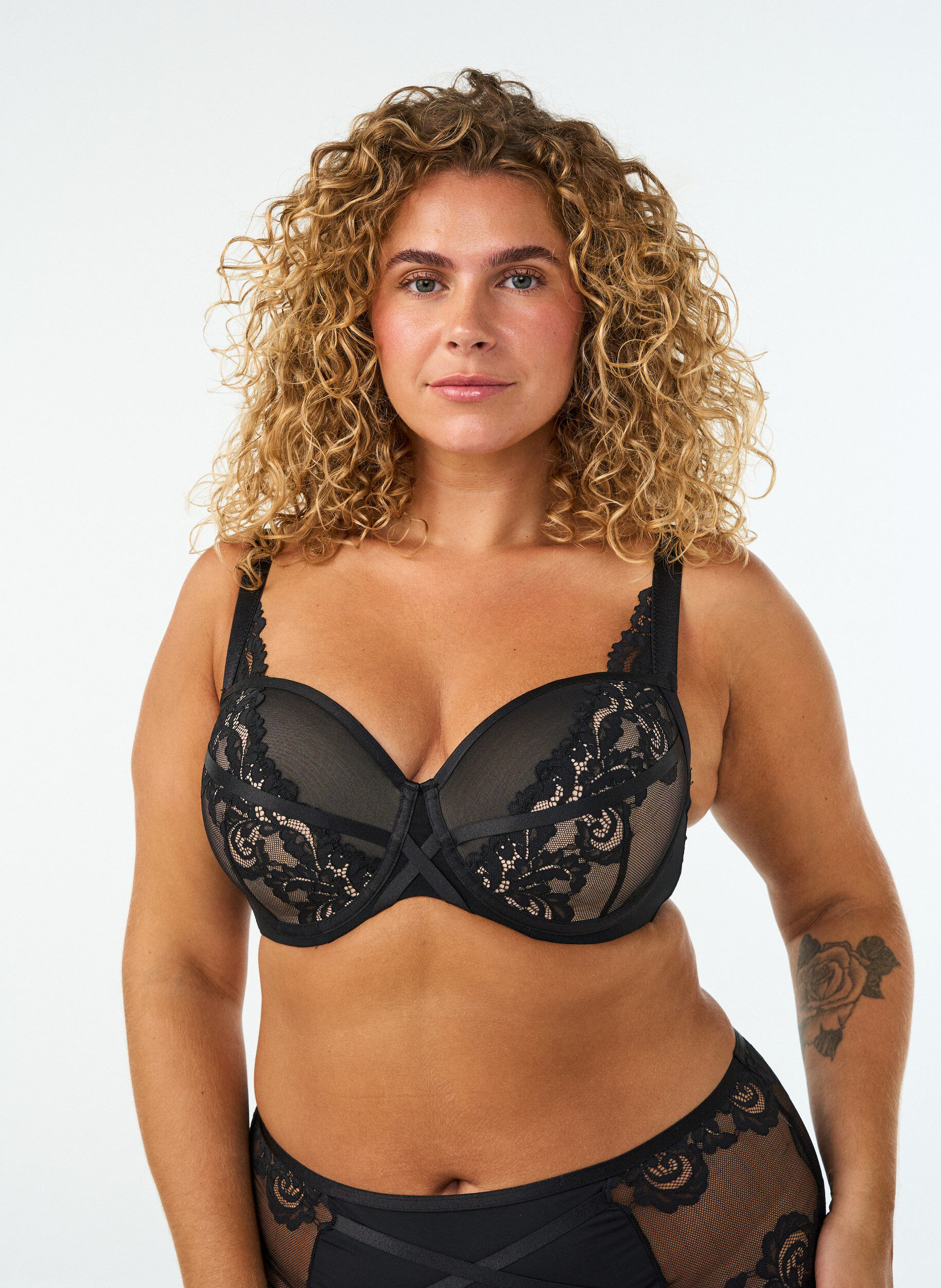 ZizziVorgeformter B&uuml;gel-BH mit gebl&uuml;mter Spitze, Schwarz, Model image number 0