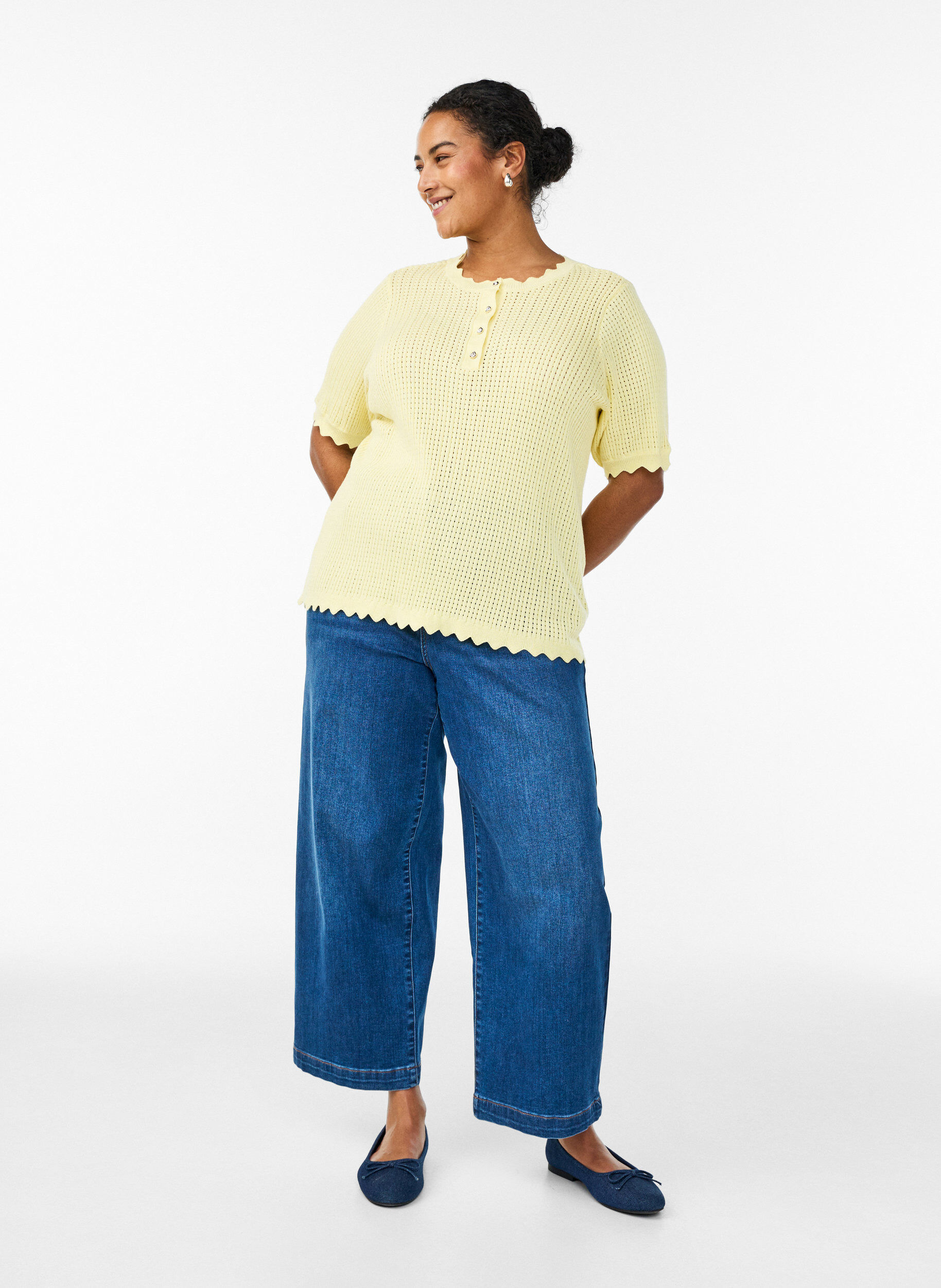 ZizziKurz&auml;rmelige Strickbluse mit Lochmuster und Wellenkanten, Gelb, Model image number 1