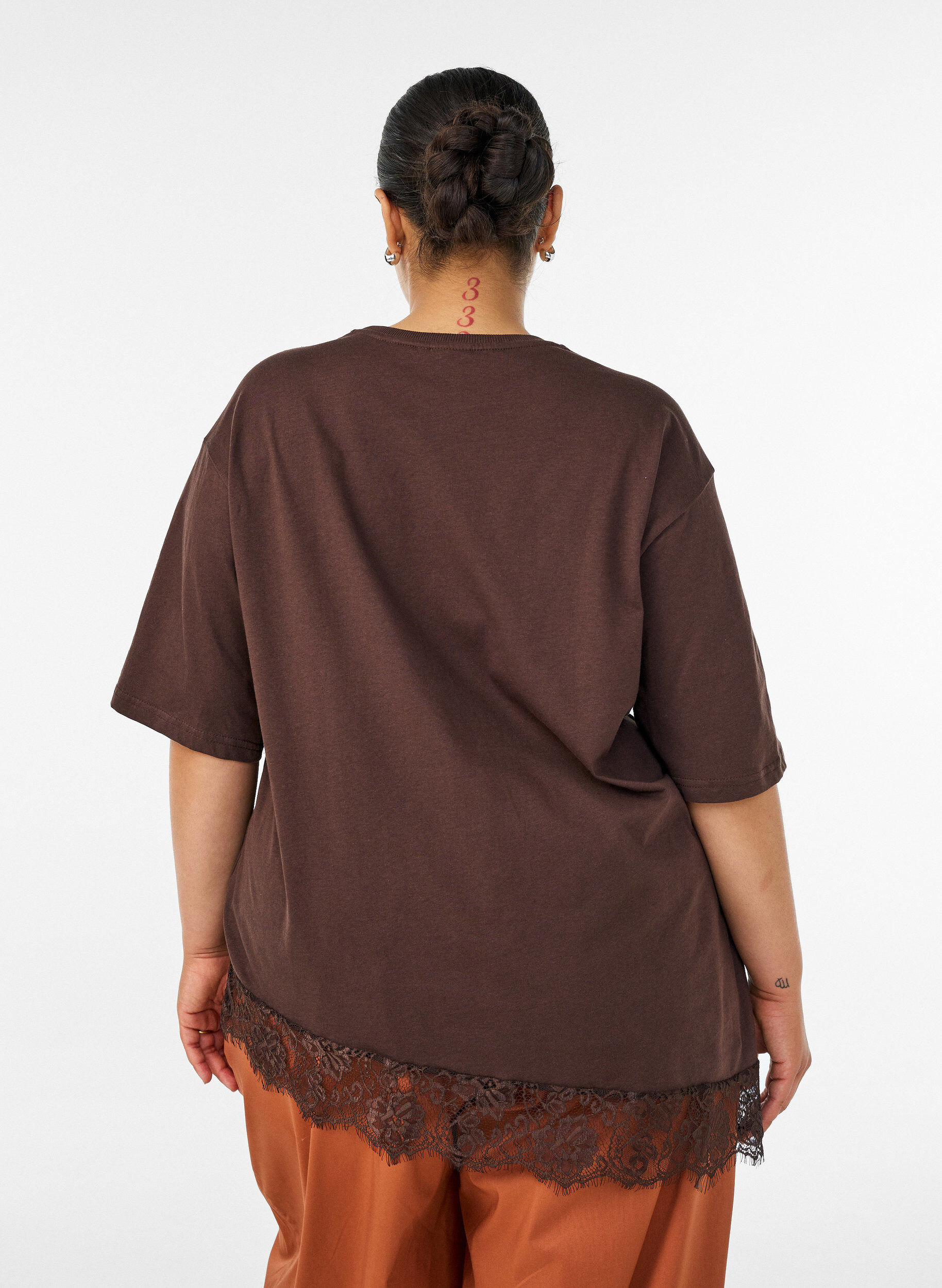 ZizziT-Shirt mit asymmetrischem Spitzensaum, Braun, Model image number 2