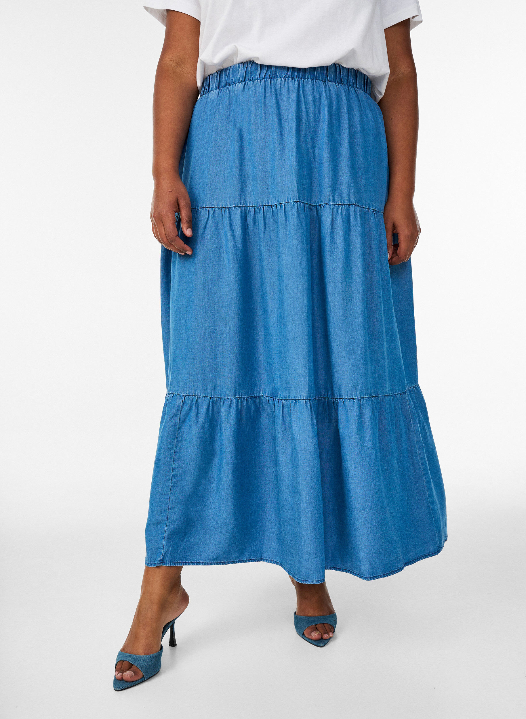 ZizziMaxirock aus Denim mit R&uuml;schen, Blau, Model image number 2