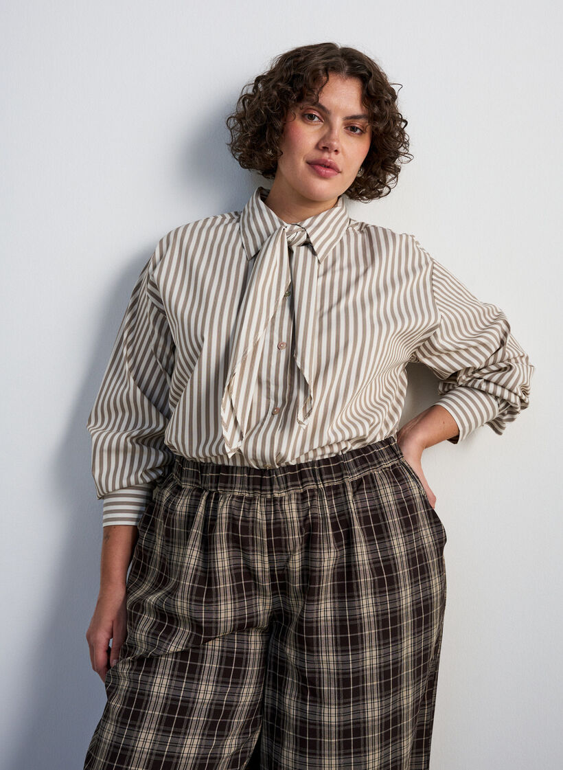 Gestreiftes Hemd mit abnehmbarer Schluppe, Beige, Model image number 0