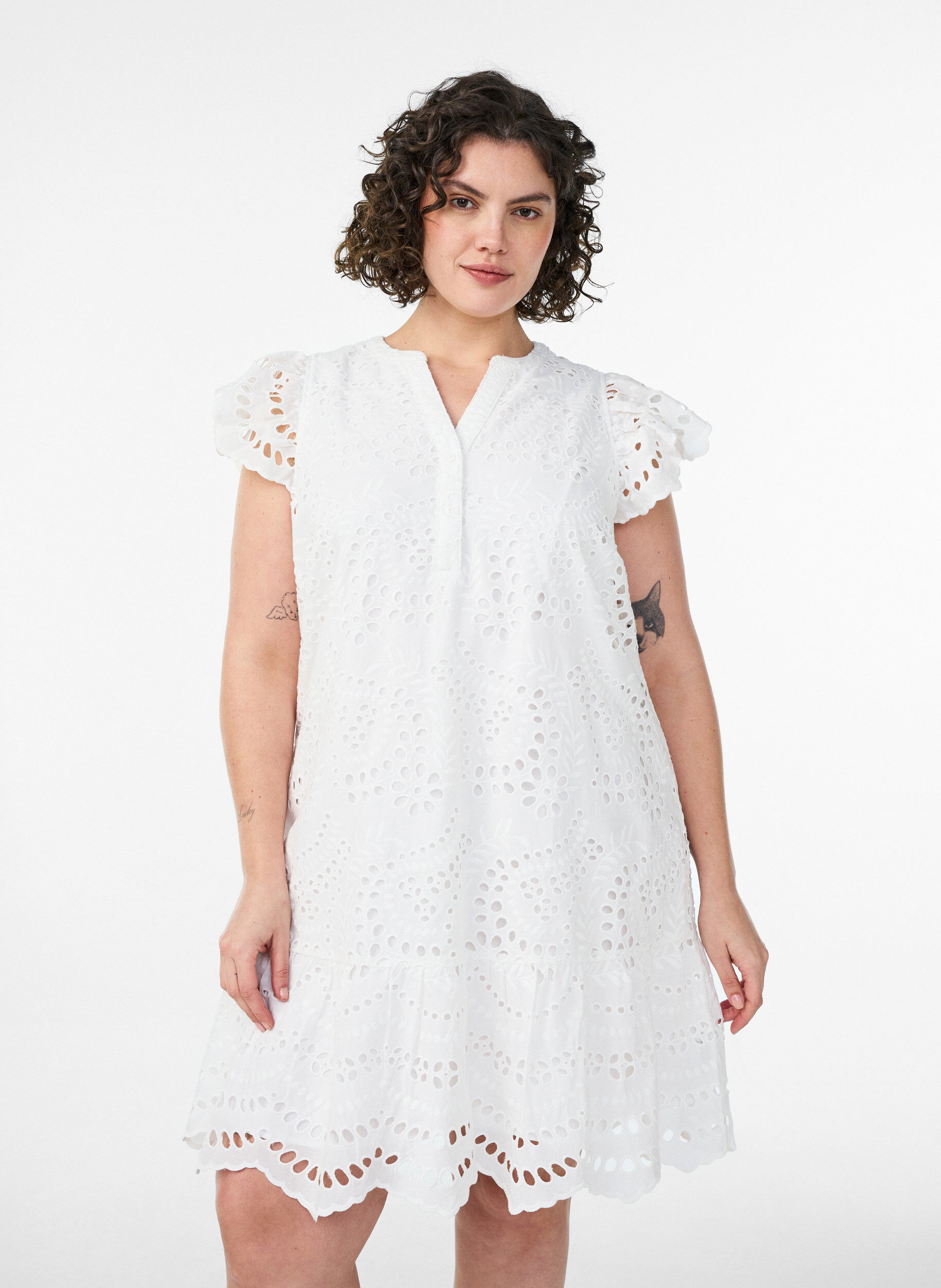 ZizziKleid aus Broderie Anglaise mit R&uuml;schen&auml;rmeln, Wei&szlig;, Model image number 0
