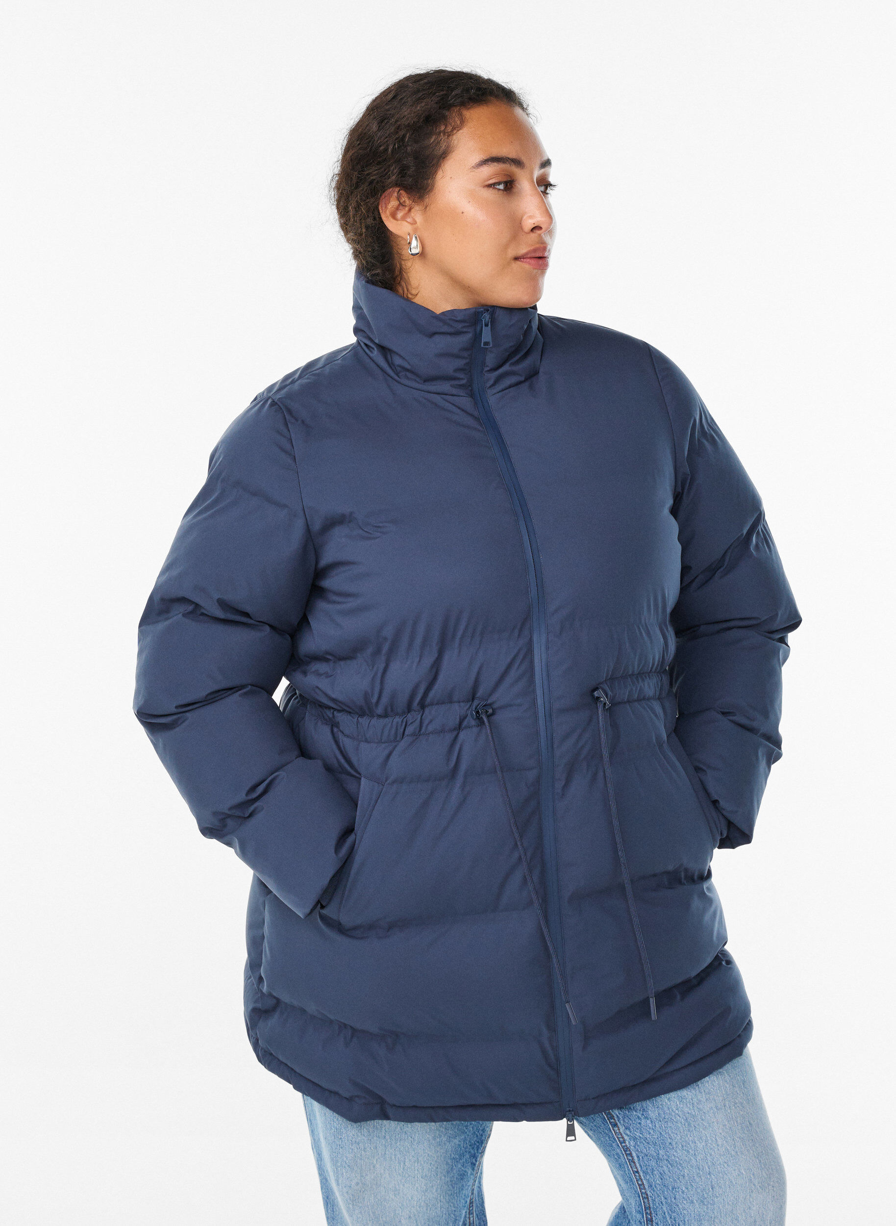 Mittellange Pufferjacke mit verstellbarer Taille, Blau, Model