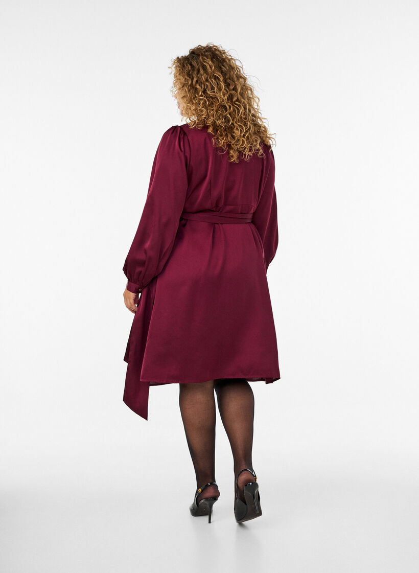 Kurzes Satinkleid im Wickeldesign, Rot, Model image number 1