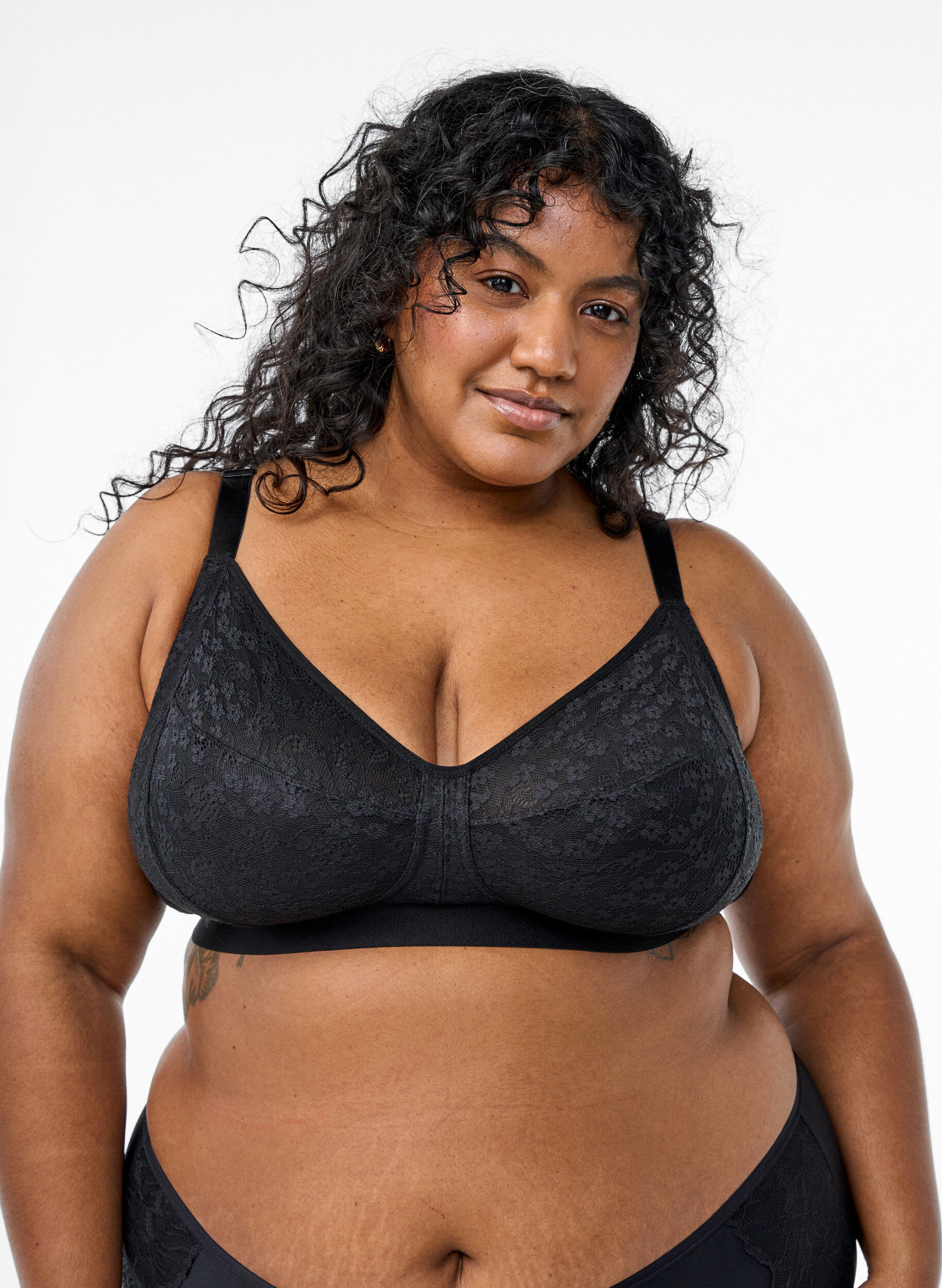 BH ohne B&uuml;gel mit Spitze, Schwarz, Model