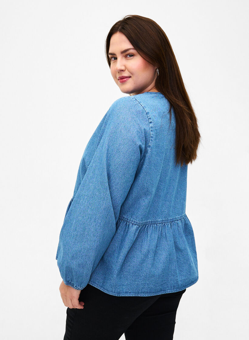 Bluse aus Denim mit Schößchen und Bindeverschluss, Light Blue Denim, Model image number 1