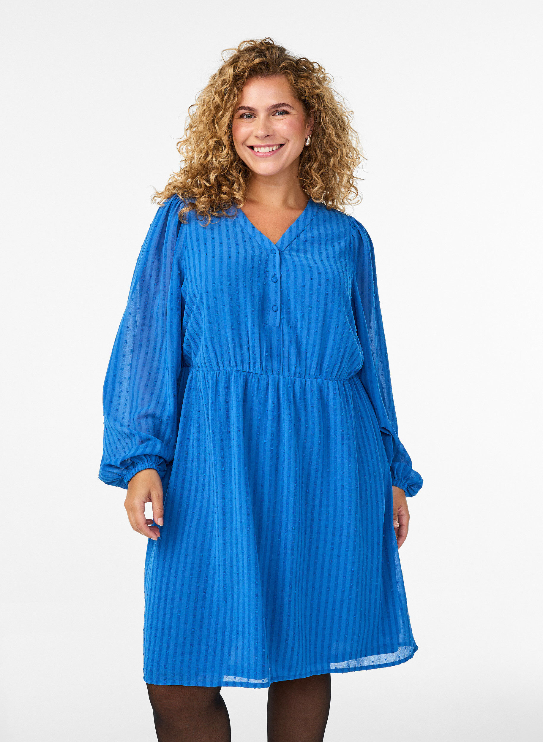 Kurzes Kleid mit Ton-in-Ton-Streifen und texturierten Punkten, Blau, Model