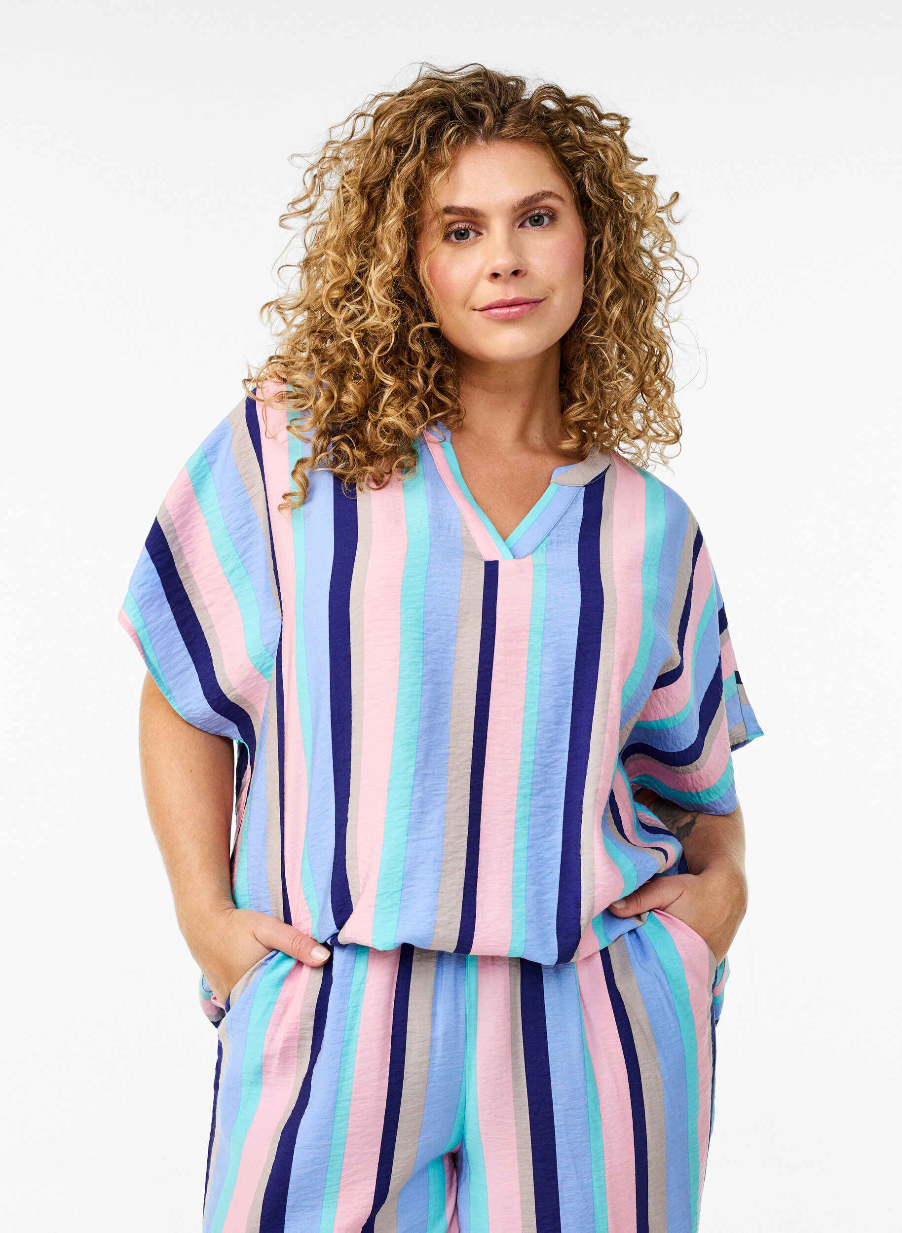 ZizziGestreifte Viskose-Bluse mit kurzen &Auml;rmeln, Blau, Model image number 0