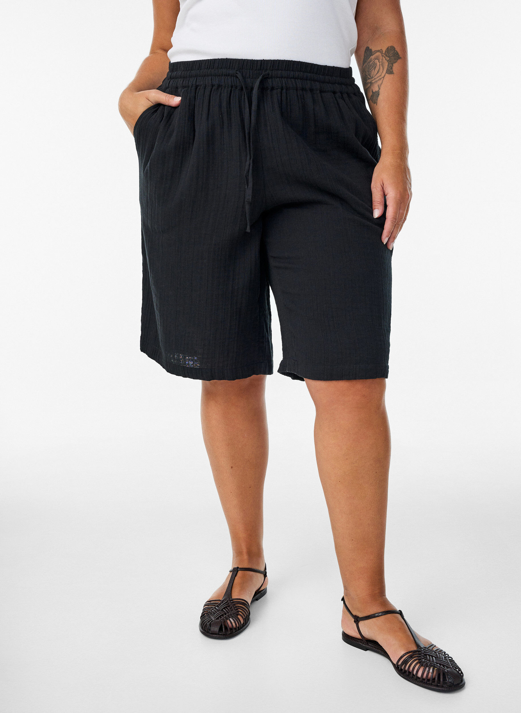 ZizziLockere Shorts aus Baumwollmusselin mit hoher Taille, Schwarz, Model image number 3
