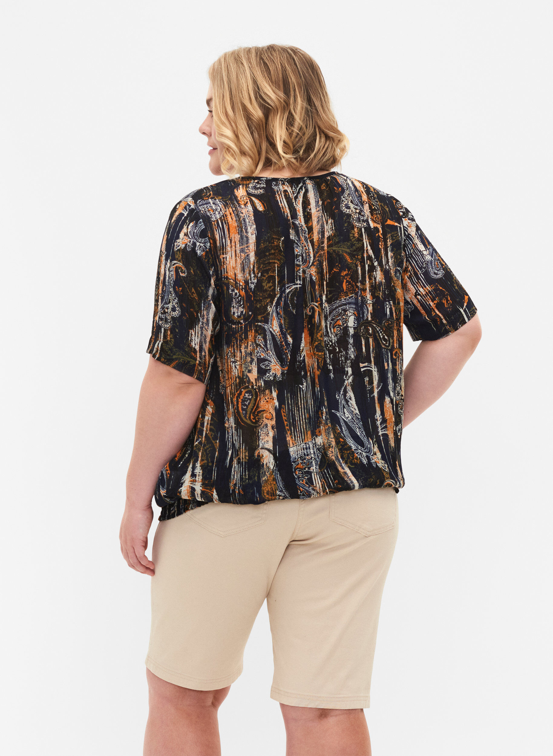 ZizziEng anliegende Shorts mit Ges&auml;&szlig;taschen, Fog, Model image number 1