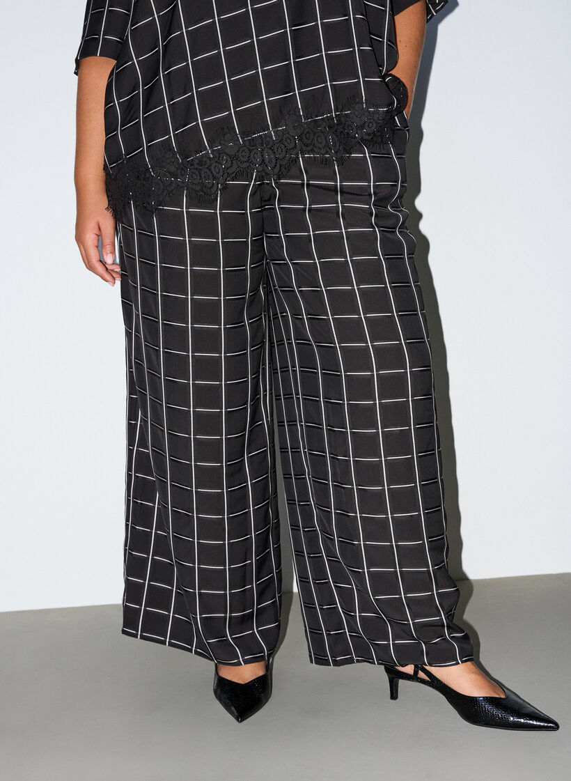 Karierte Hose mit weitem Bein, Schwarz, Model image number 2