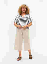 Gestreiftes T-Shirt aus Baumwolle mit V-Ausschnitt, Bright White Stripe, Model
