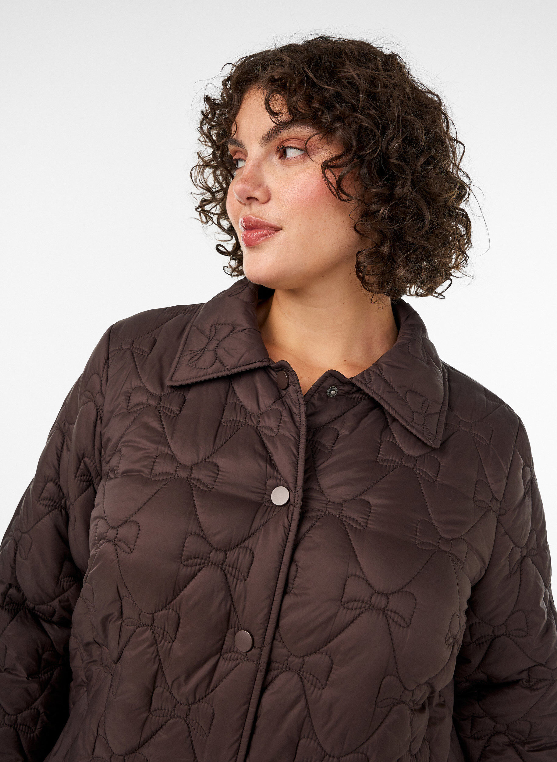 ZizziLeicht wattierte Jacke mit dekorativer Steppung, Braun, Model image number 3