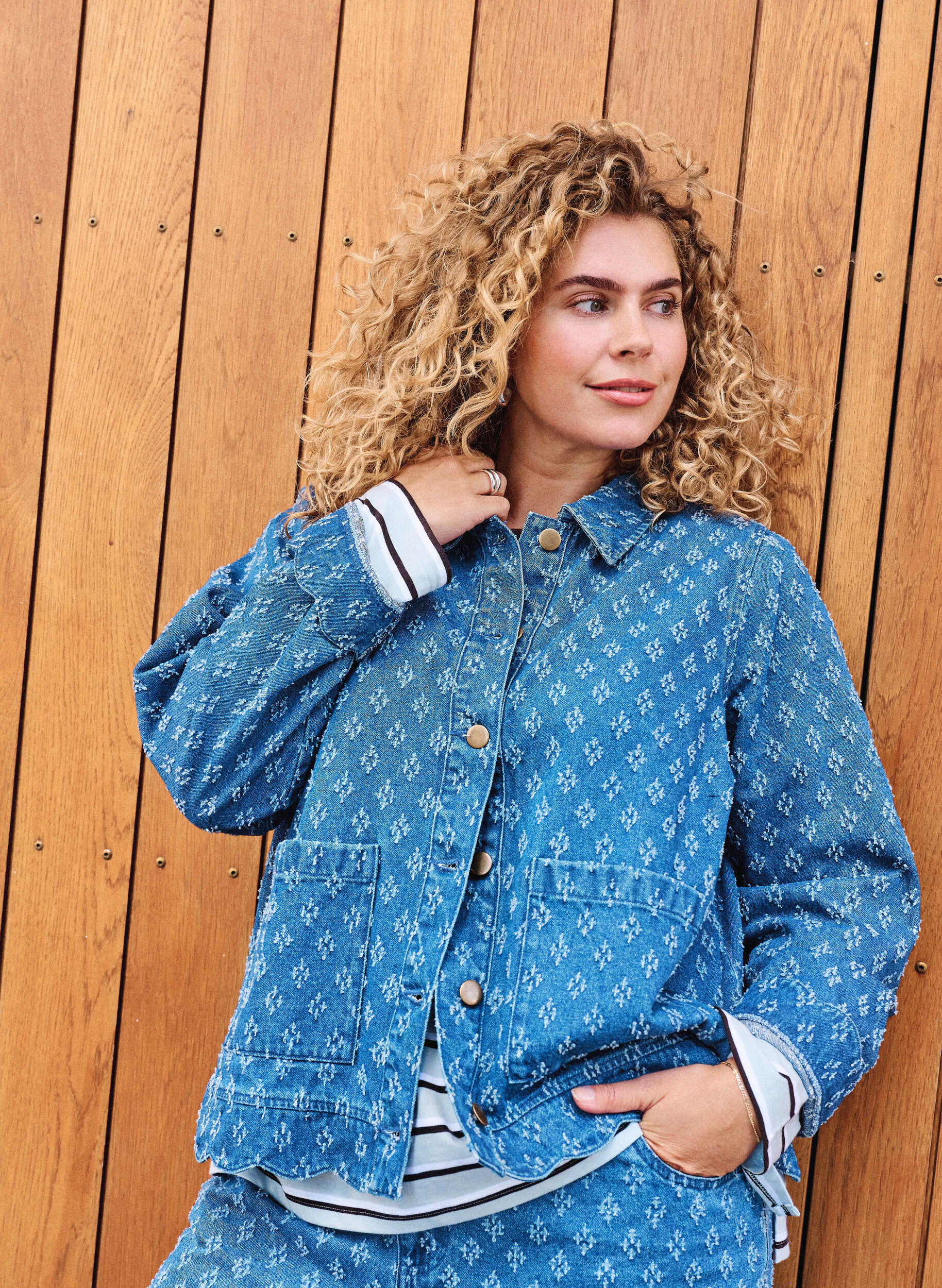 Jeansjacke mit Destroyed-Muster