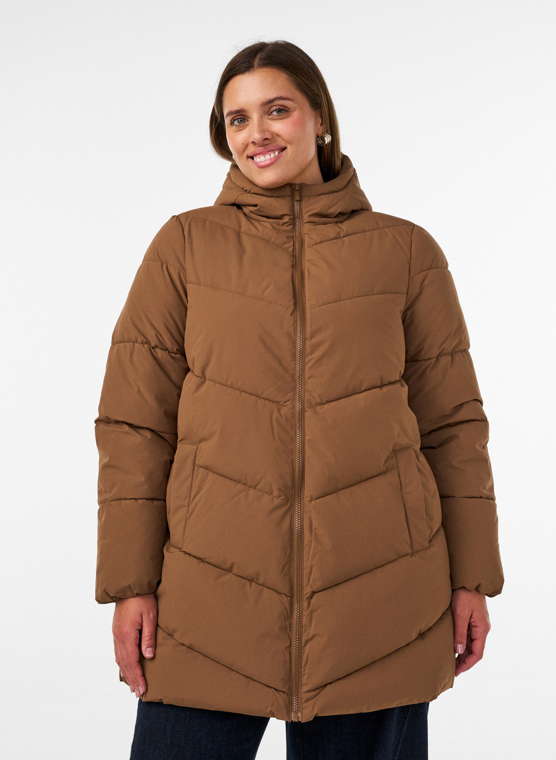 Mittellange Steppjacke mit Kapuze, Braun, Model