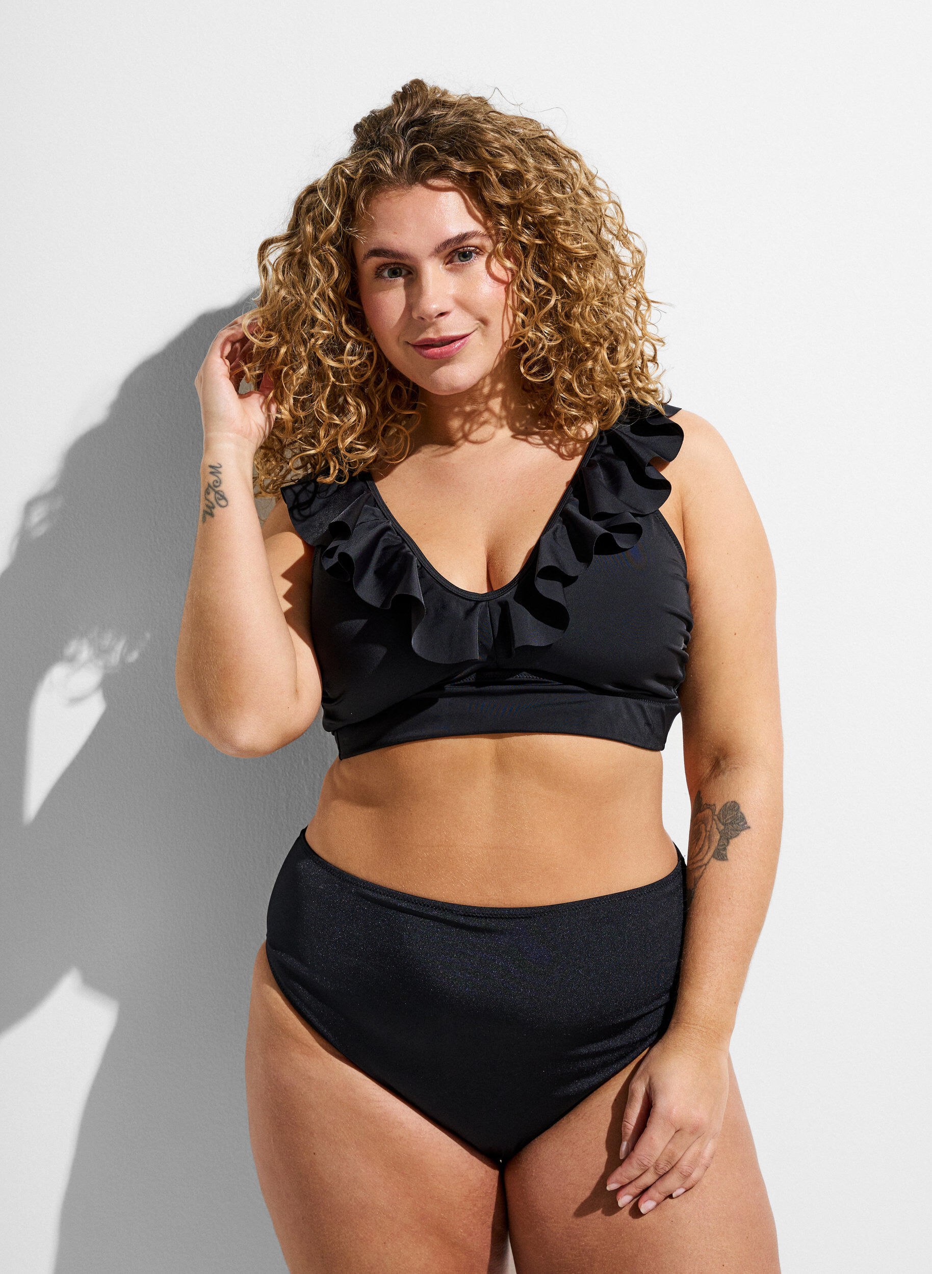 ZizziBikini Top mit R&uuml;schendetails, Schwarz, Model image number 1