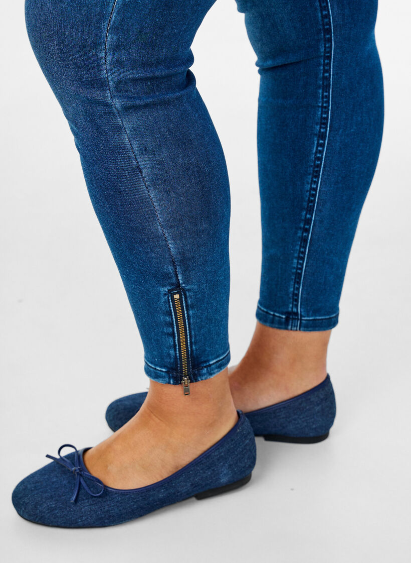 Cropped Amy Jeans mit Rei&szlig;verschluss, Blau, Model image number 2
