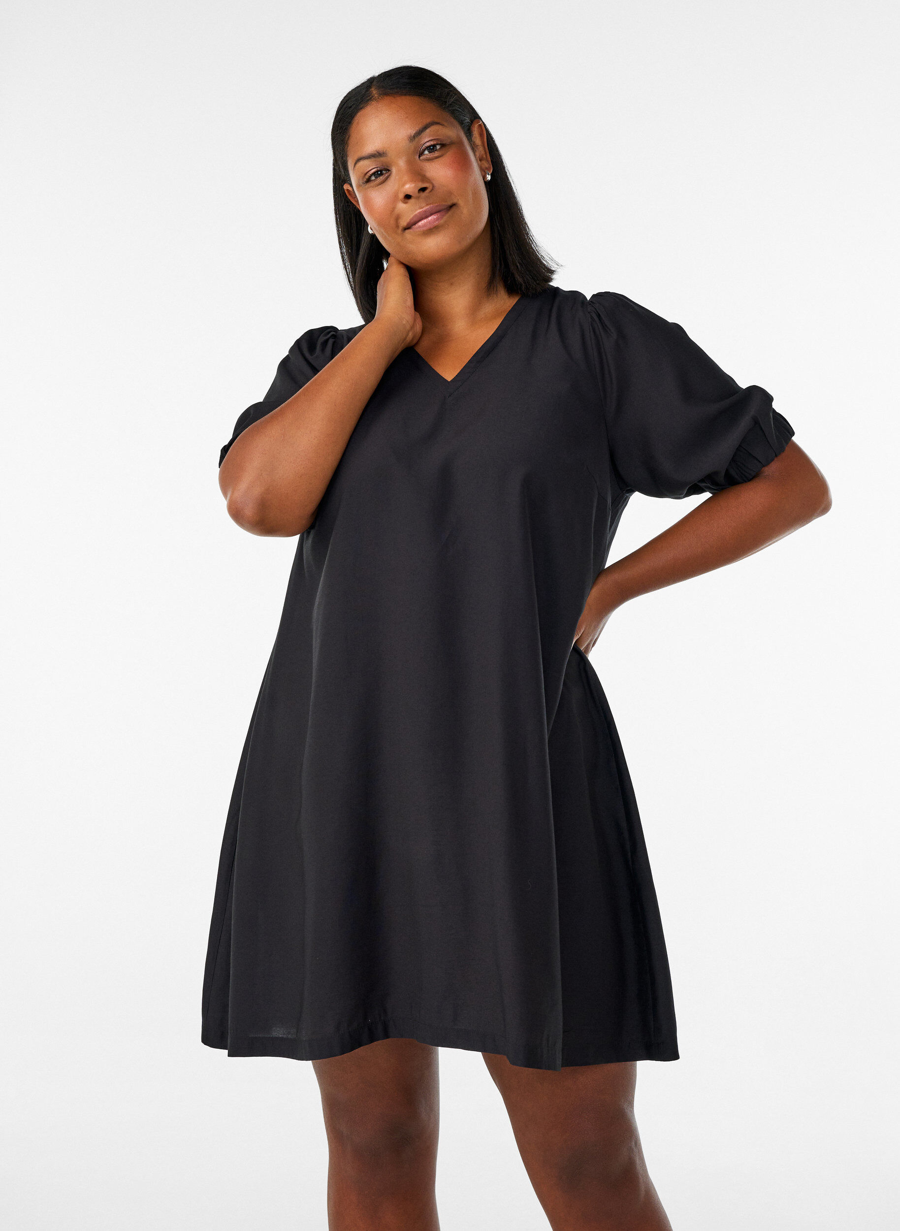 Kurzes A-Linien-Kleid mit V-Ausschnitt, Schwarz, Model