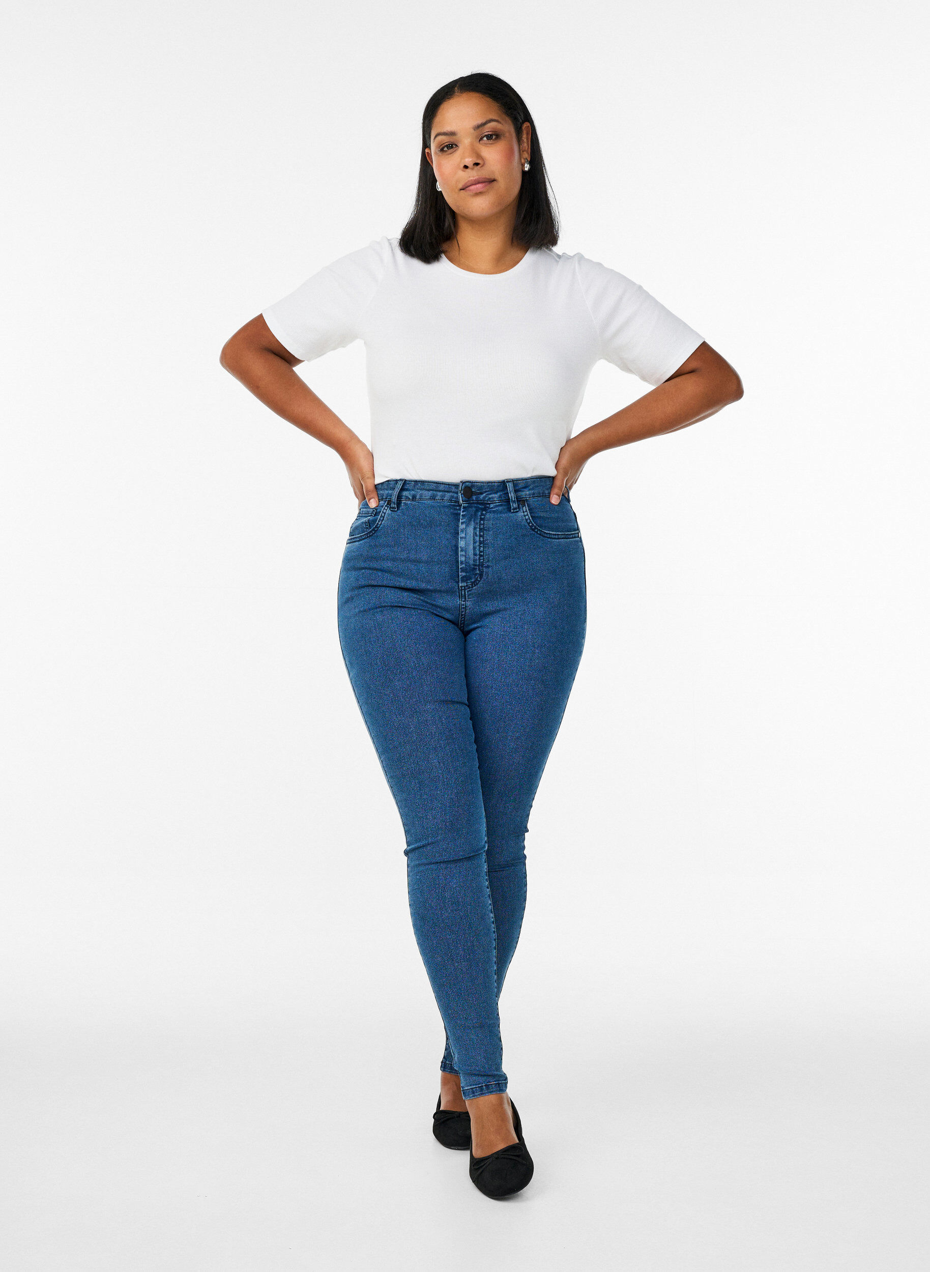 Amy Super Slim Fit Jeans mit hoher Taille, Blau, Model