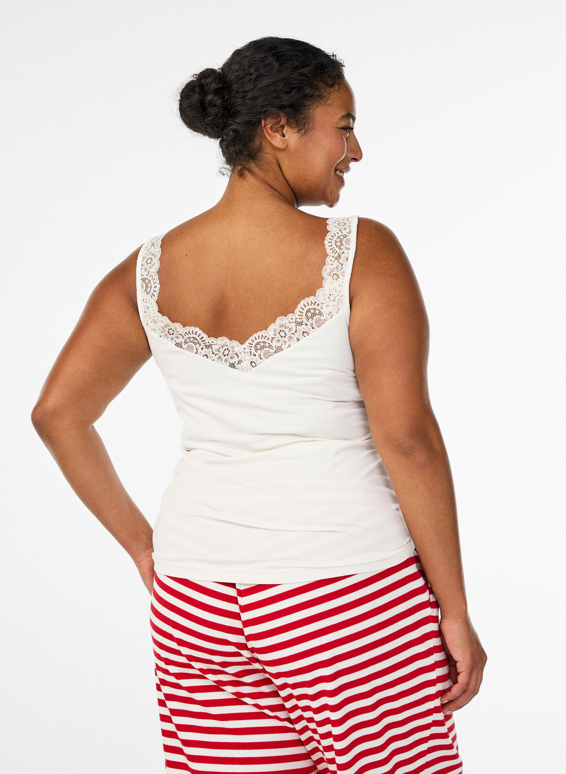 ZizziTop aus Viskose mit Spitze, Vanille, Model image number 2