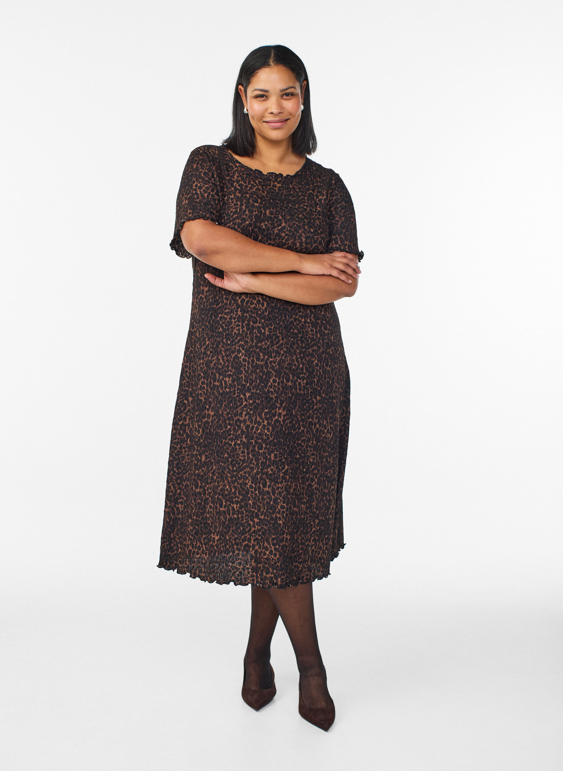 ZizziStrukturiertes Midikleid mit kurzen &Auml;rmeln, Braun, Model image number 0