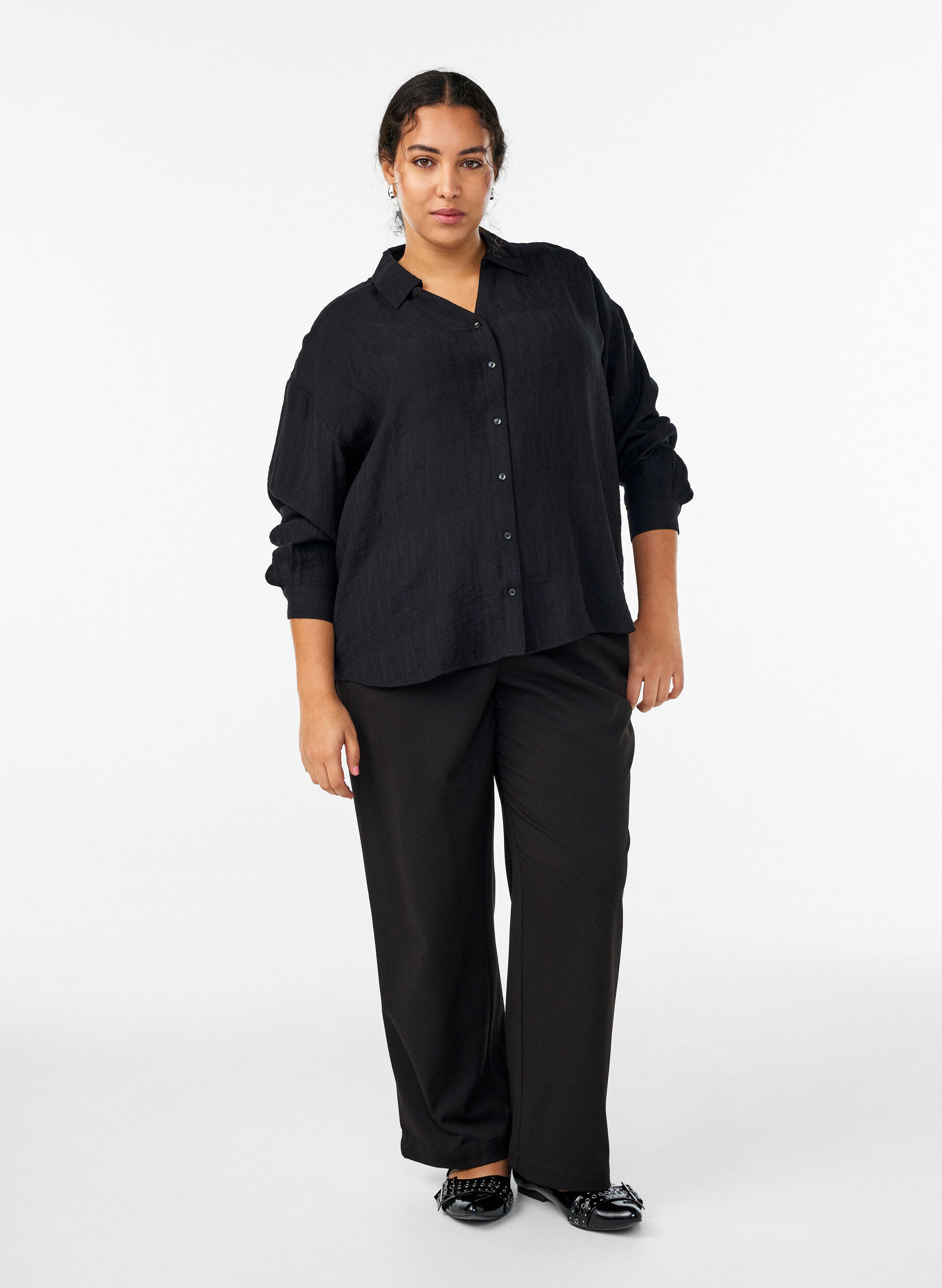 ZizziLockere Bluse mit Struktur und V-Ausschnitt, Schwarz, Model image number 1