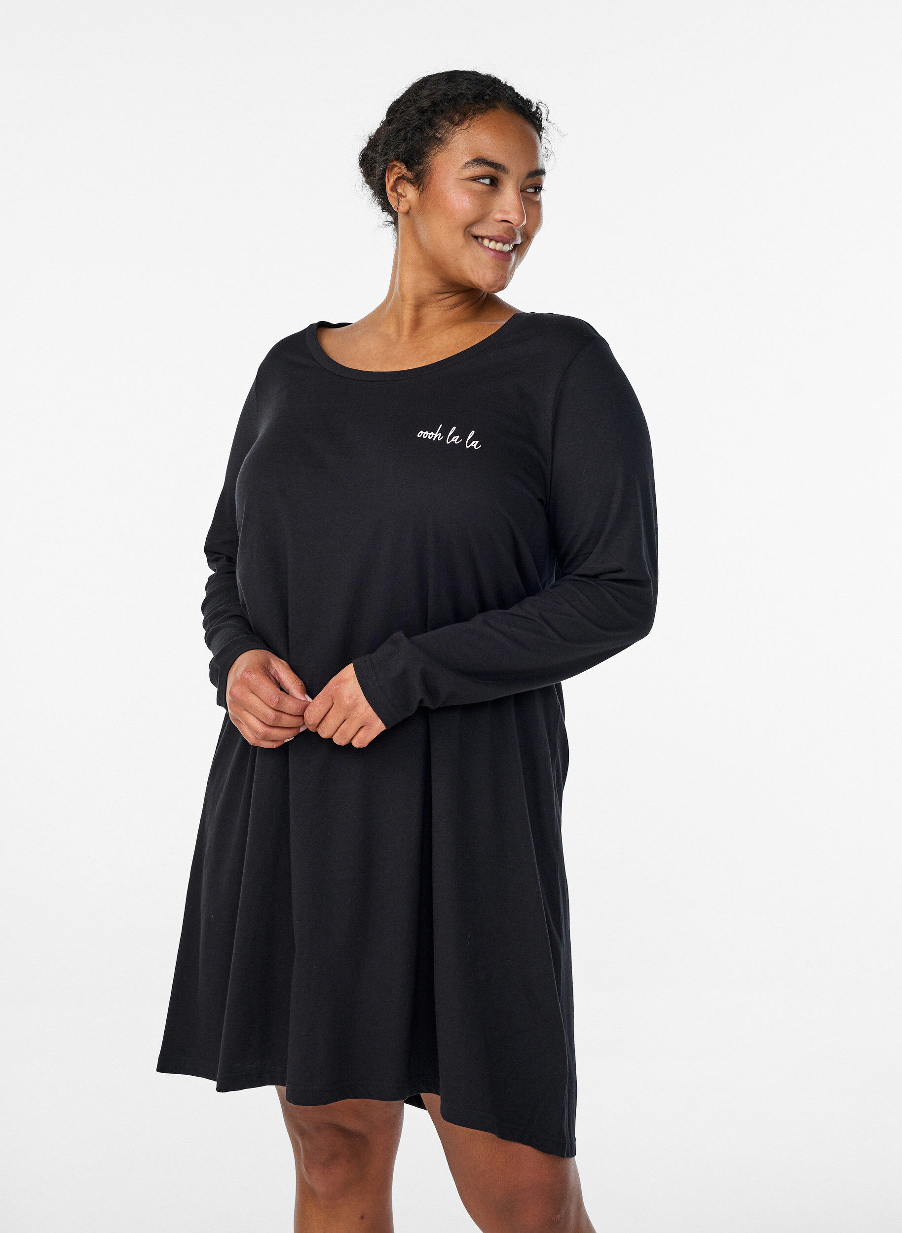 Lang&auml;rmliges Nachthemd aus Bio-Baumwolle, Schwarz, Model