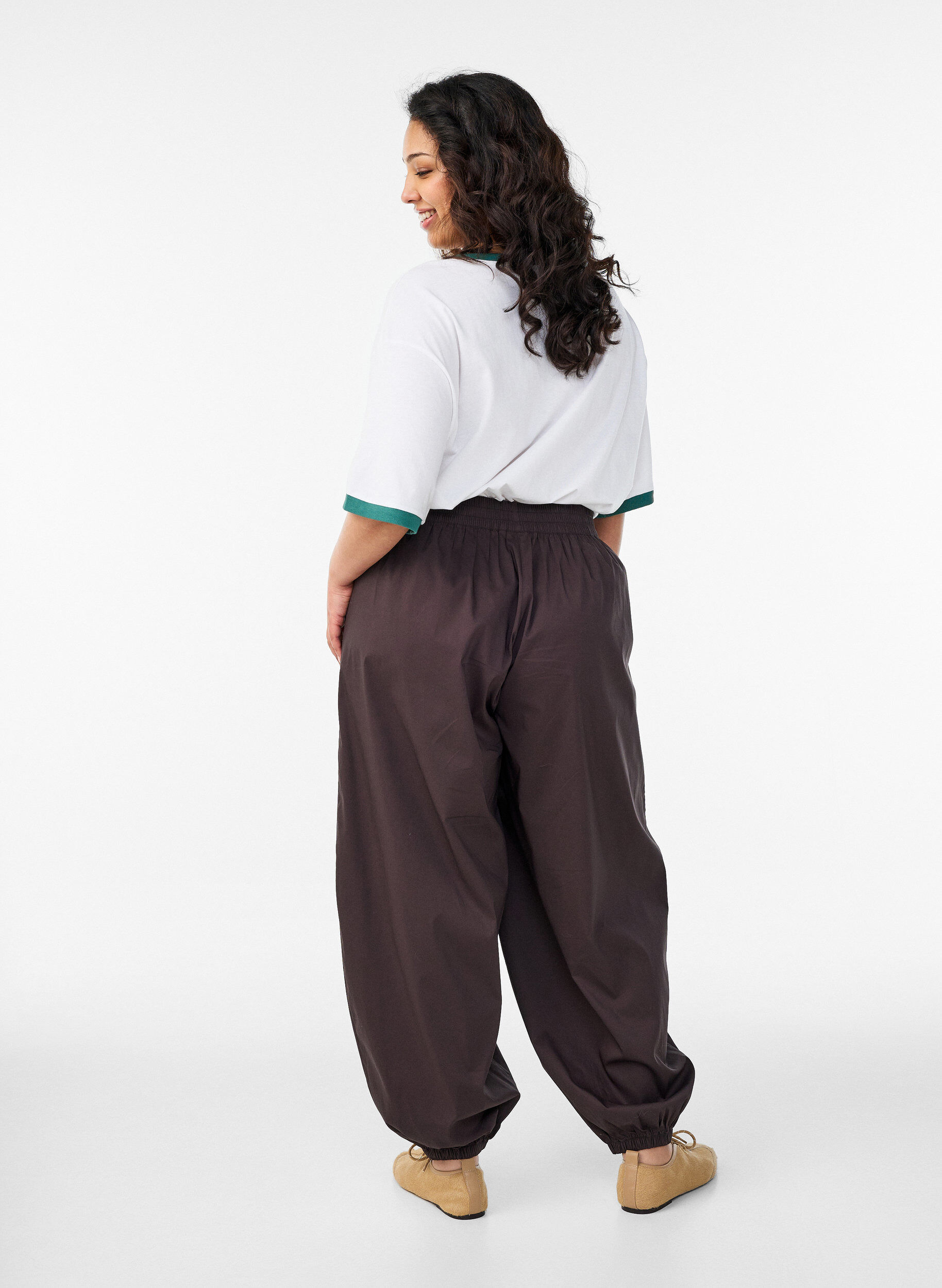 ZizziBallonhose mit Taschen und elastischem Bund, Braun, Model image number 1