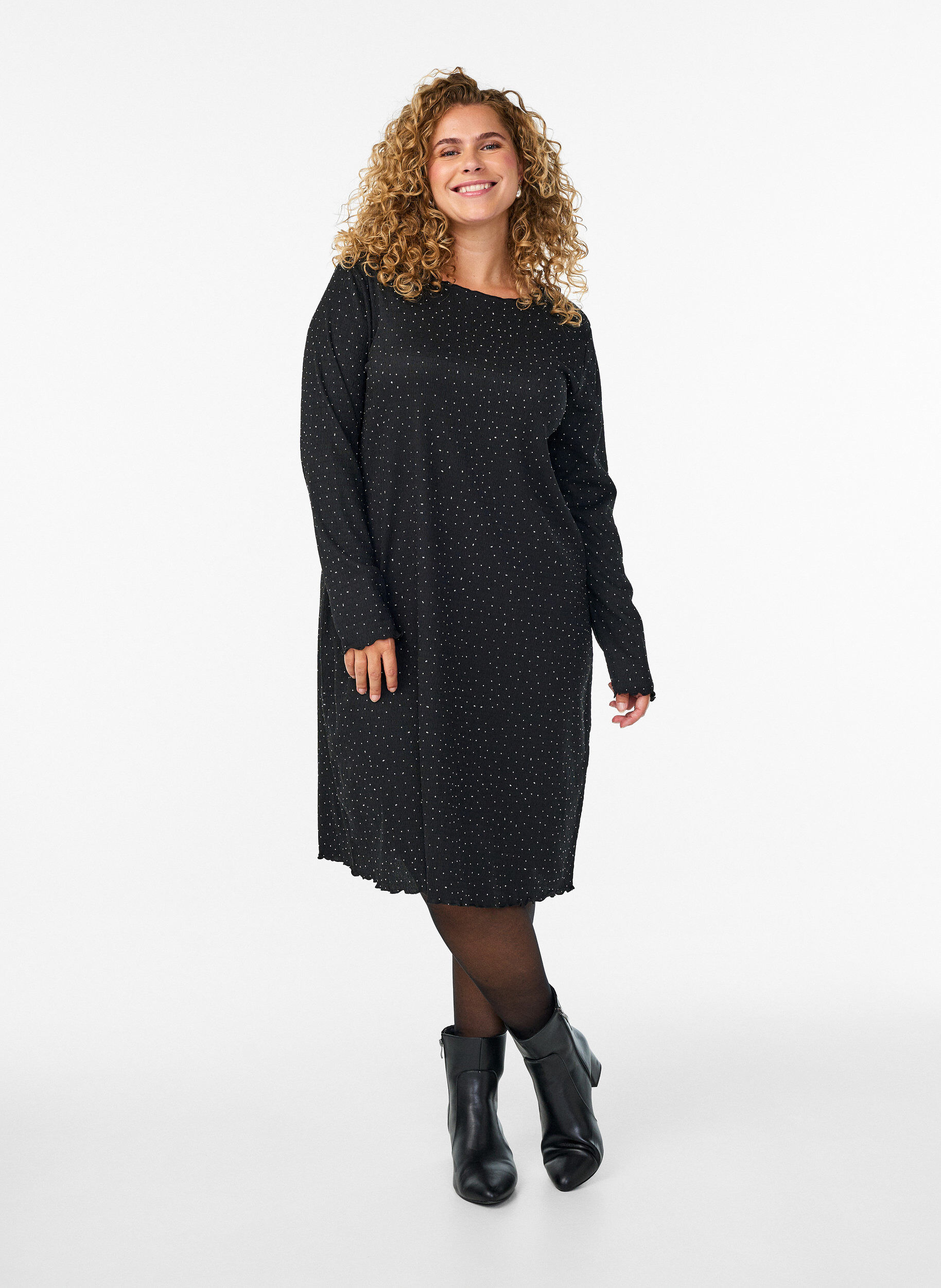 Kleid mit Strasssteinen und Bogenkanten, Schwarz, Model
