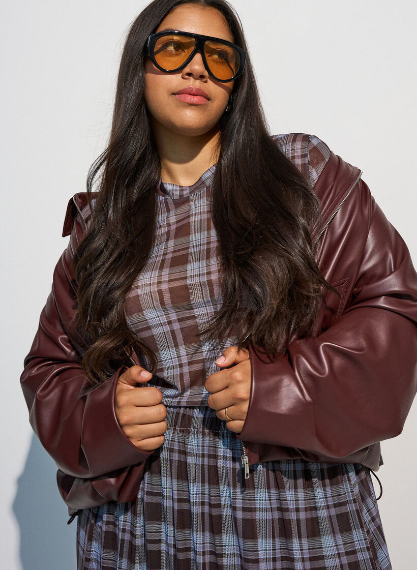 Bomberjacke aus Kunstleder mit Tunnelzug am Saum, Braun, Model