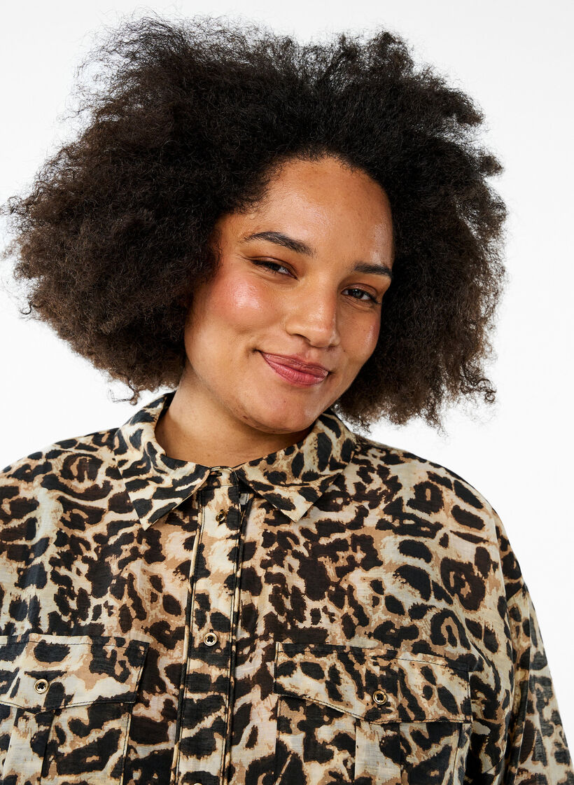Locker sitzendes Shirt mit Tierprint und Brusttaschen, Braun, Model image number 3