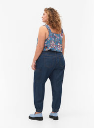 Cargo-Jeans mit Taschen, Dark blue denim, Model