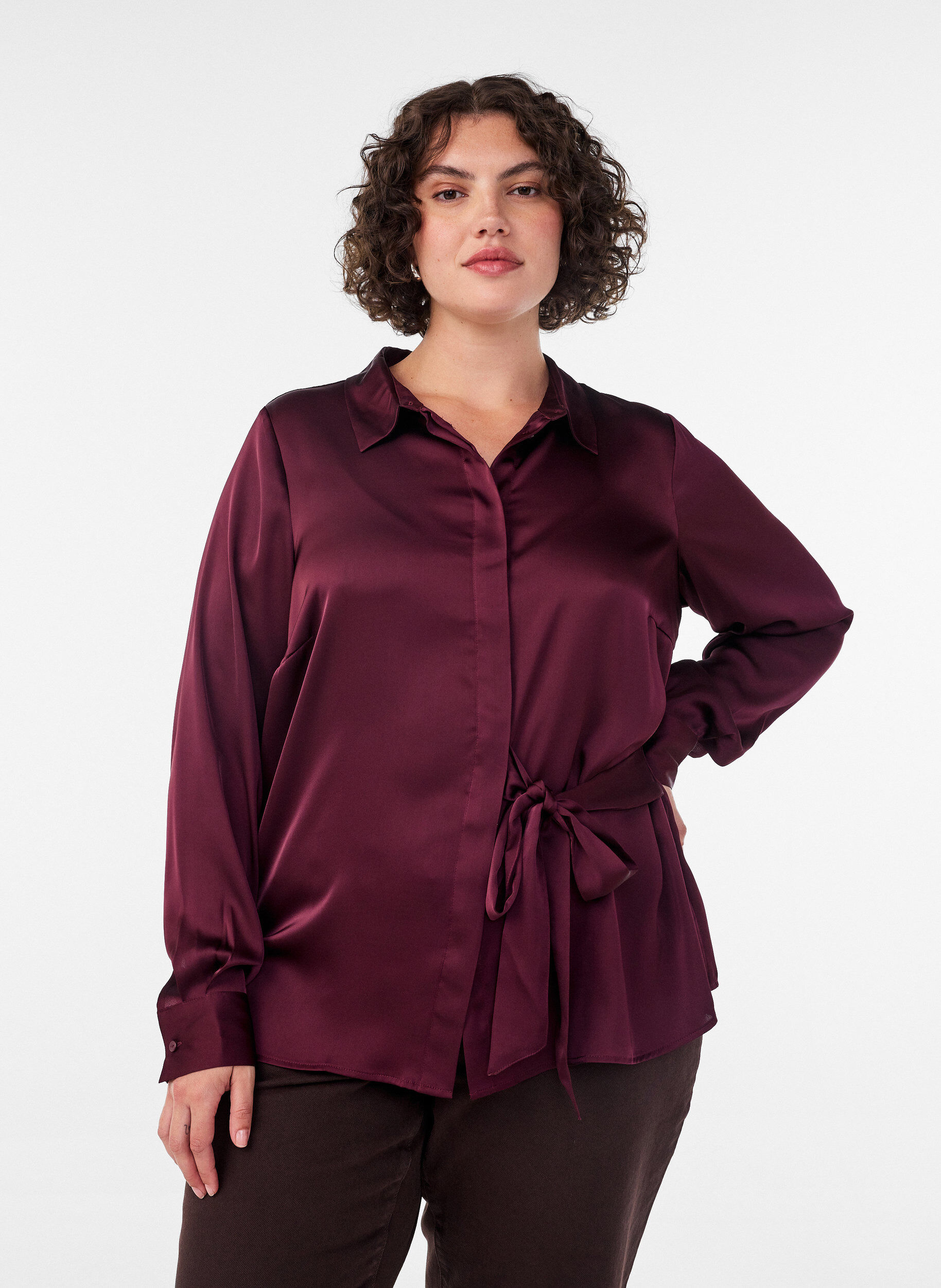 ZizziBluse mit Satin-Optik und Wickeloptik, Rot, Model image number 0