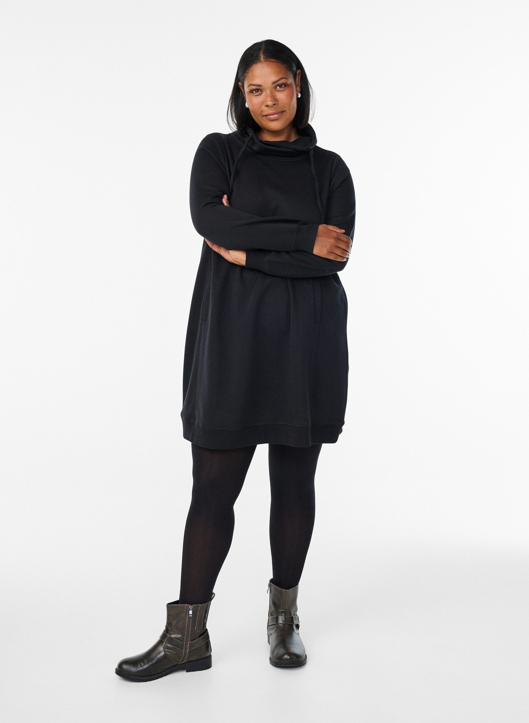 ZizziKurzes Sweatshirtkleid mit Stehkragen und Taschen, Schwarz, Model image number 1