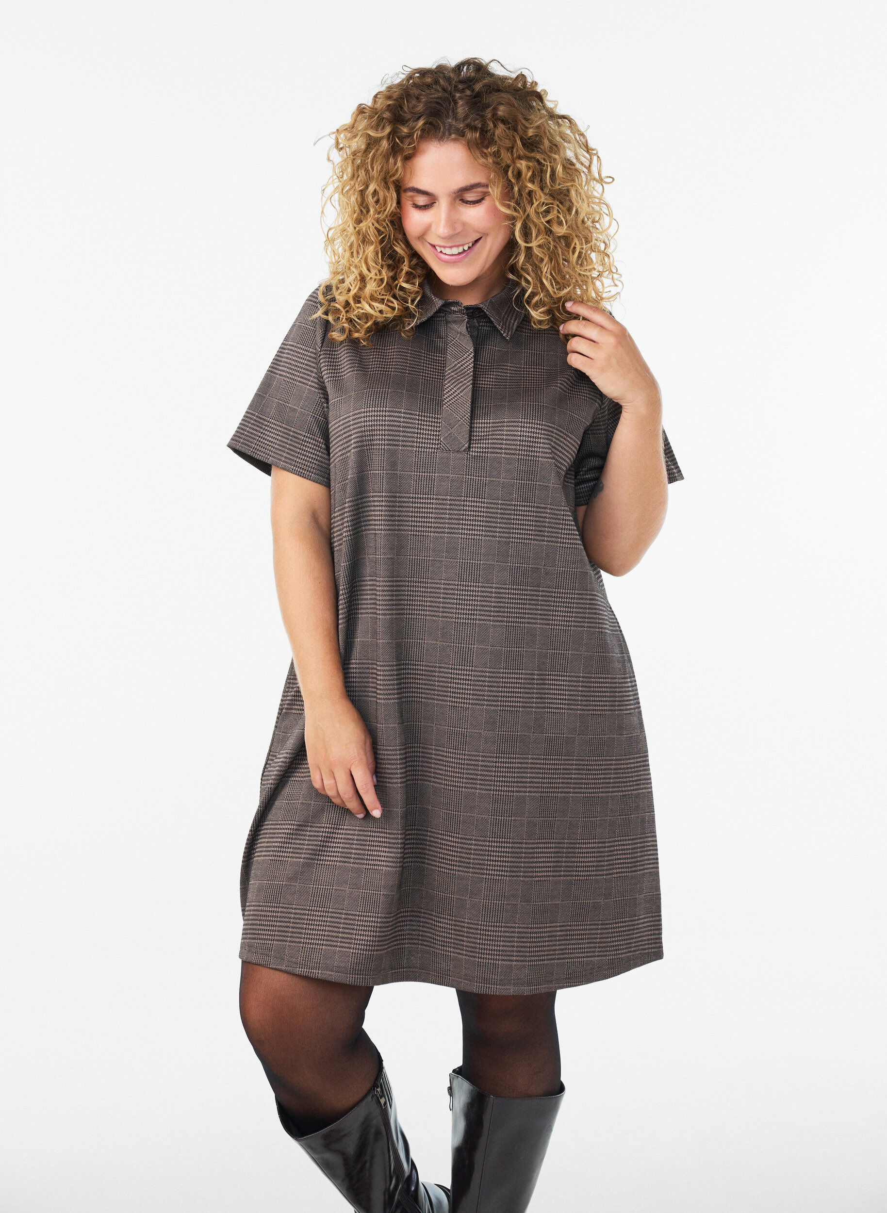 ZizziKurzes kariertes Kleid mit Hemdkragen, Braun, Model image number 0