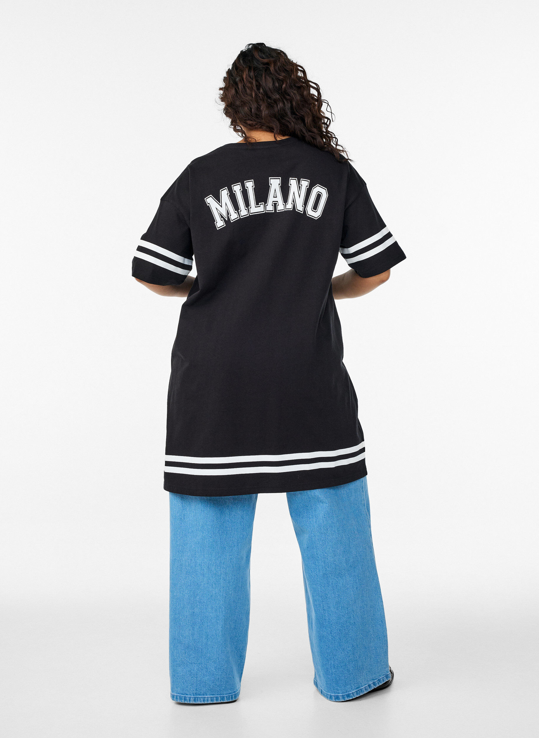 ZizziKurzes T-Shirt-Kleid mit sportlichen Details, Schwarz, Model image number 2