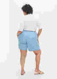 Shorts mit lockerer Passform, Bindeschnüren und Taschen, Light blue denim, Model