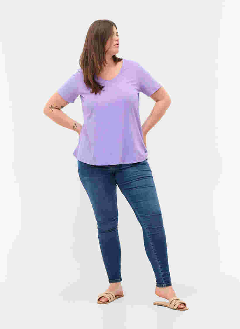 Einfarbiges basic T-Shirt aus Baumwolle, Paisley Purple, Model image number 2