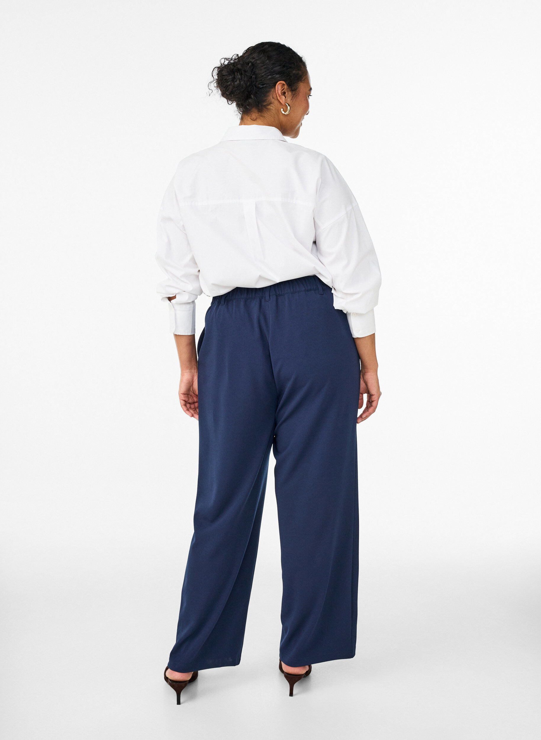 ZizziHoch taillierte Hose mit G&uuml;rtel und goldener Schnalle, Blau, Model image number 1