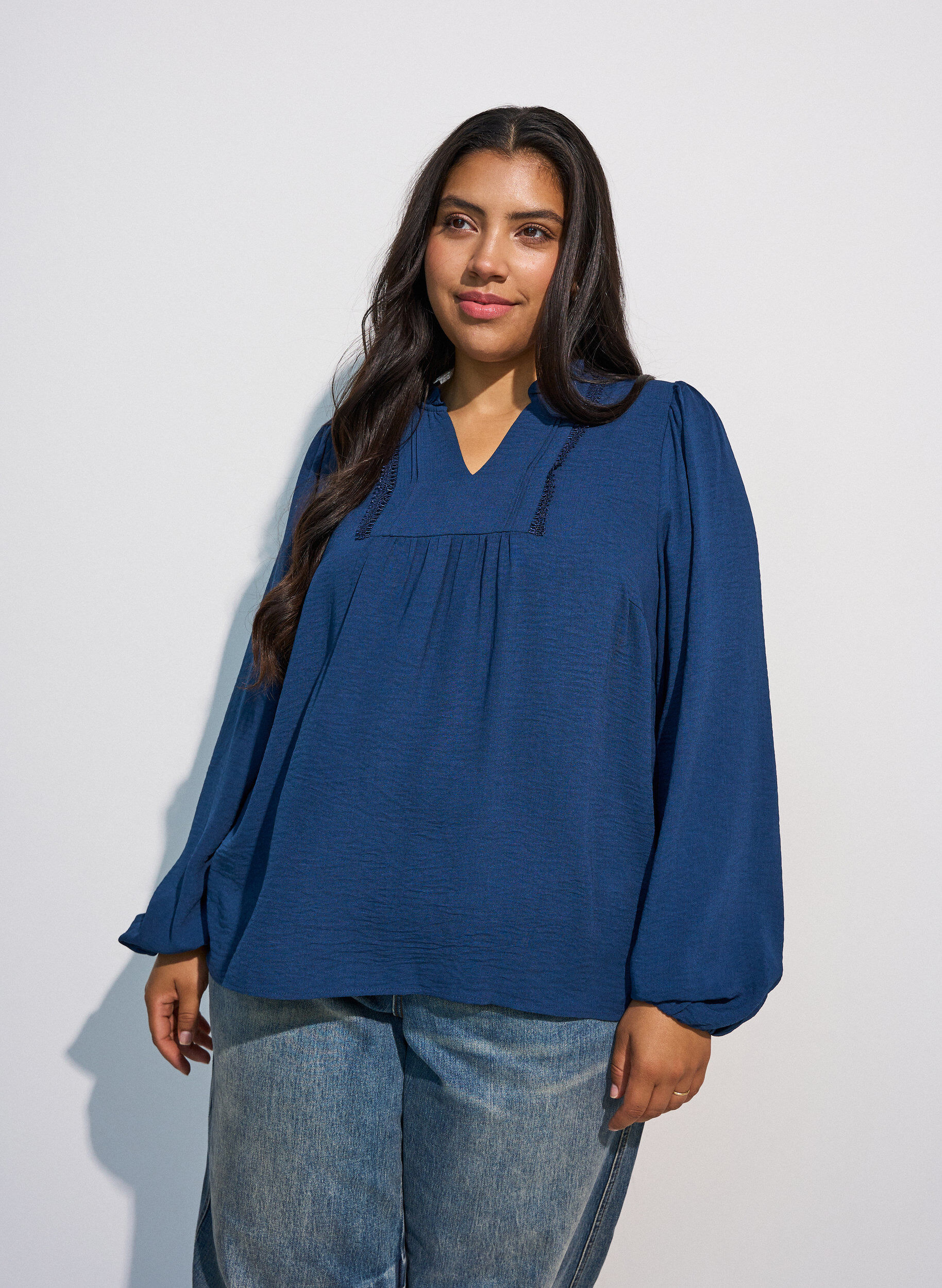 ZizziBluse mit V-Ausschnitt und H&auml;kelband, Blau, Model image number 0