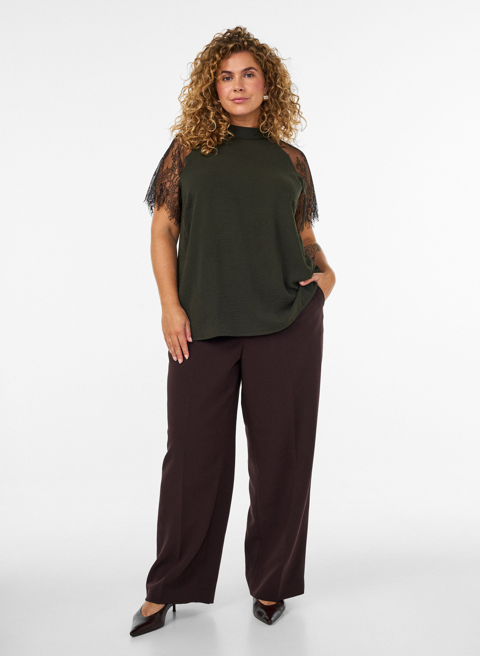 ZizziBluse mit kurzen &Auml;rmeln aus Spitze und hohem Kragen, Gr&uuml;n, Model image number 1